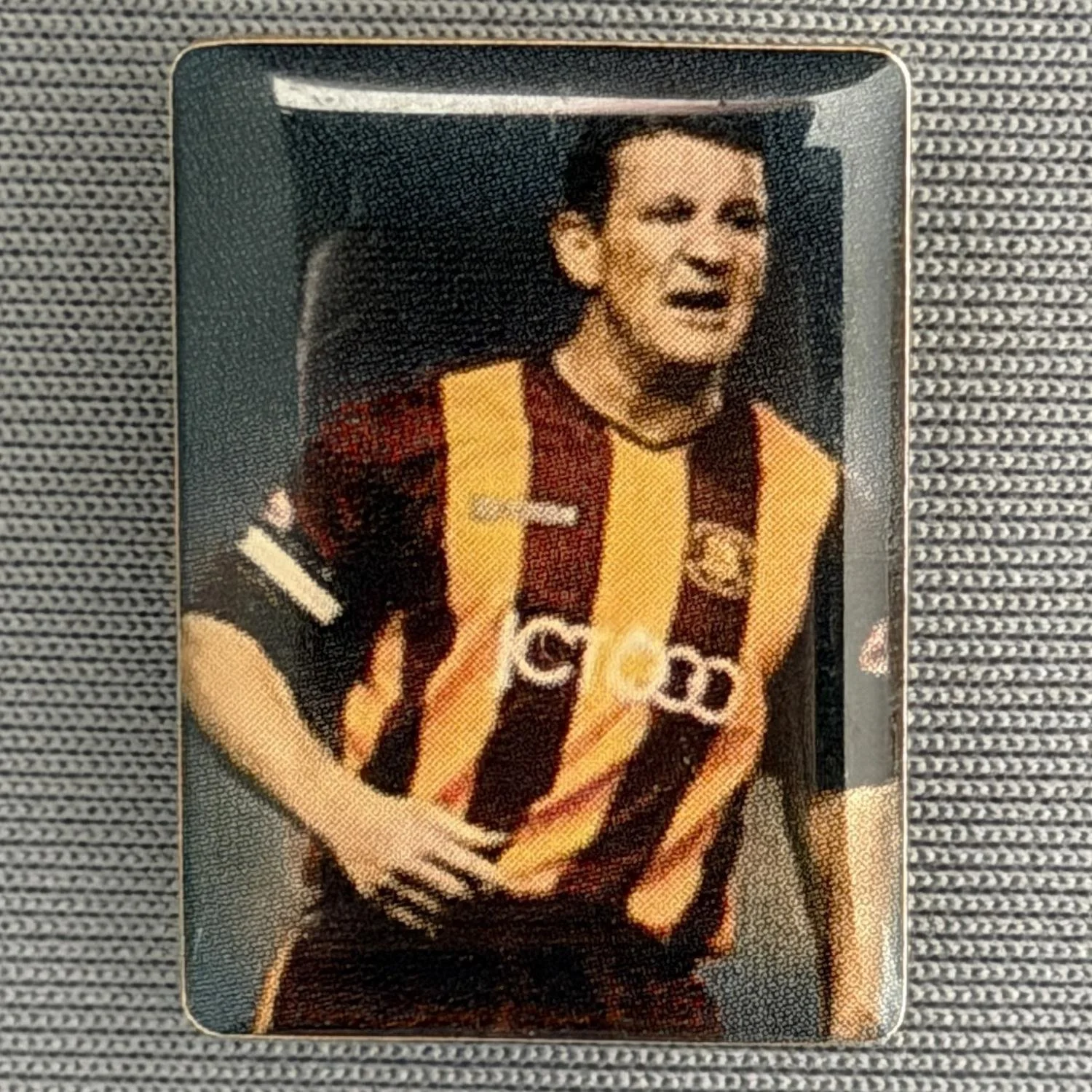 Reference Number: BCUN038
Size: H 25.2 mm x W 18.2 mm
Pin Type: Brooch Pin
Plating: Gold
Value: £5
Manufacturer: Unknown
Comments: Dean Windass Plastic Dome