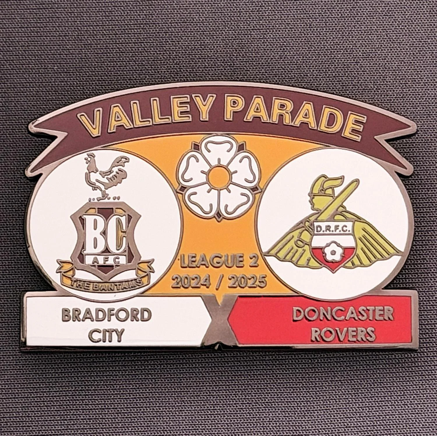 Reference Number: BCFIX422
Size: H 34.3 mm x W 50 mm
Pin Type: Brooch Pin
Plating: Black Nickel
Value: £5
Manufacturer: Unknown
Comments: Bradford City v Doncaster Rovers 2024/25.