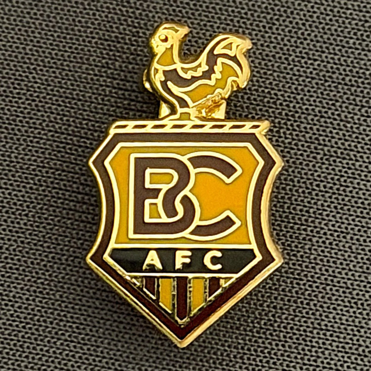 Reference Number: BCC&L111
Size: H 18.3 mm x W 11.1 mm
Pin Type: Brooch Pin
Plating: Gold
Value: £6
Manufacturer: Unknown
Comments: BCAFC Crest Claret & Amber