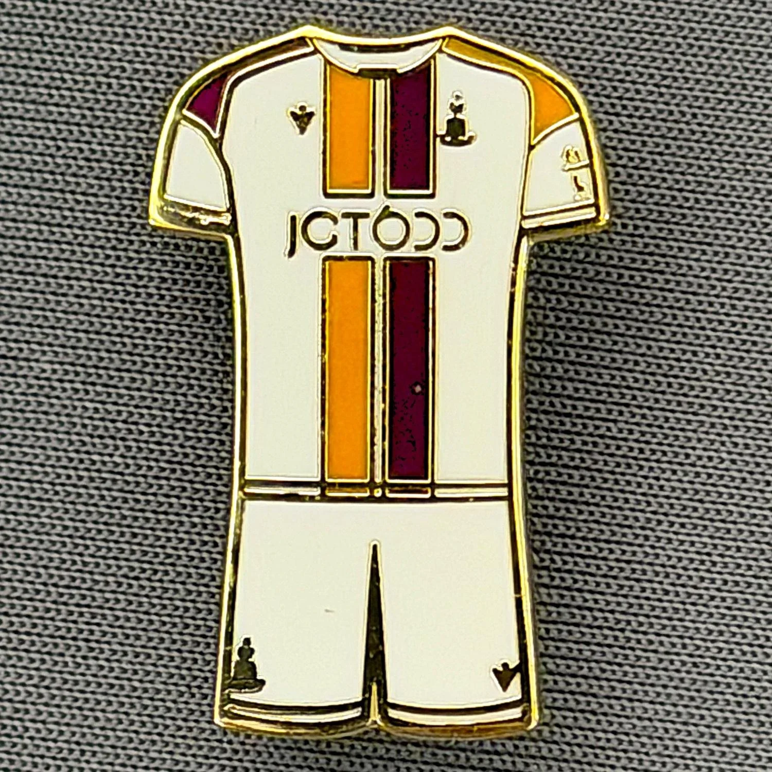 Reference Number: BCKIT044
Size: H 24.2 mm x W 15.6 mm
Pin Type: Brooch Pin
Plating: Gold
Value: £4
Manufacturer: Unknown
Comments: 2024/25 Away Kit 