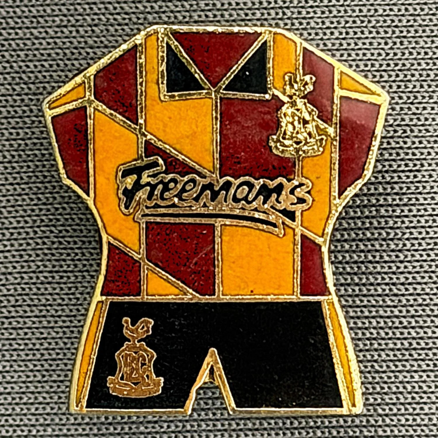 Reference Number: BCKIT007
Size: H 19.8 mm x W 17.3 mm
Pin Type: Metal Clutch
Plating: Gold
Value: £6
Manufacturer: Unknown
Comments: 1991/92 Kit