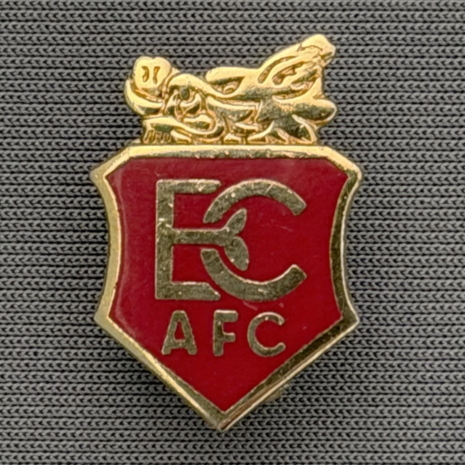 Reference Number: BCBOH035
Size: H 20.85 mm x W 13.7 mm
Pin Type: Brooch Pin
Plating: Gold
Value: £6
Manufacturer: Not Known
Comments: Claret Squashed Boar's Head 
