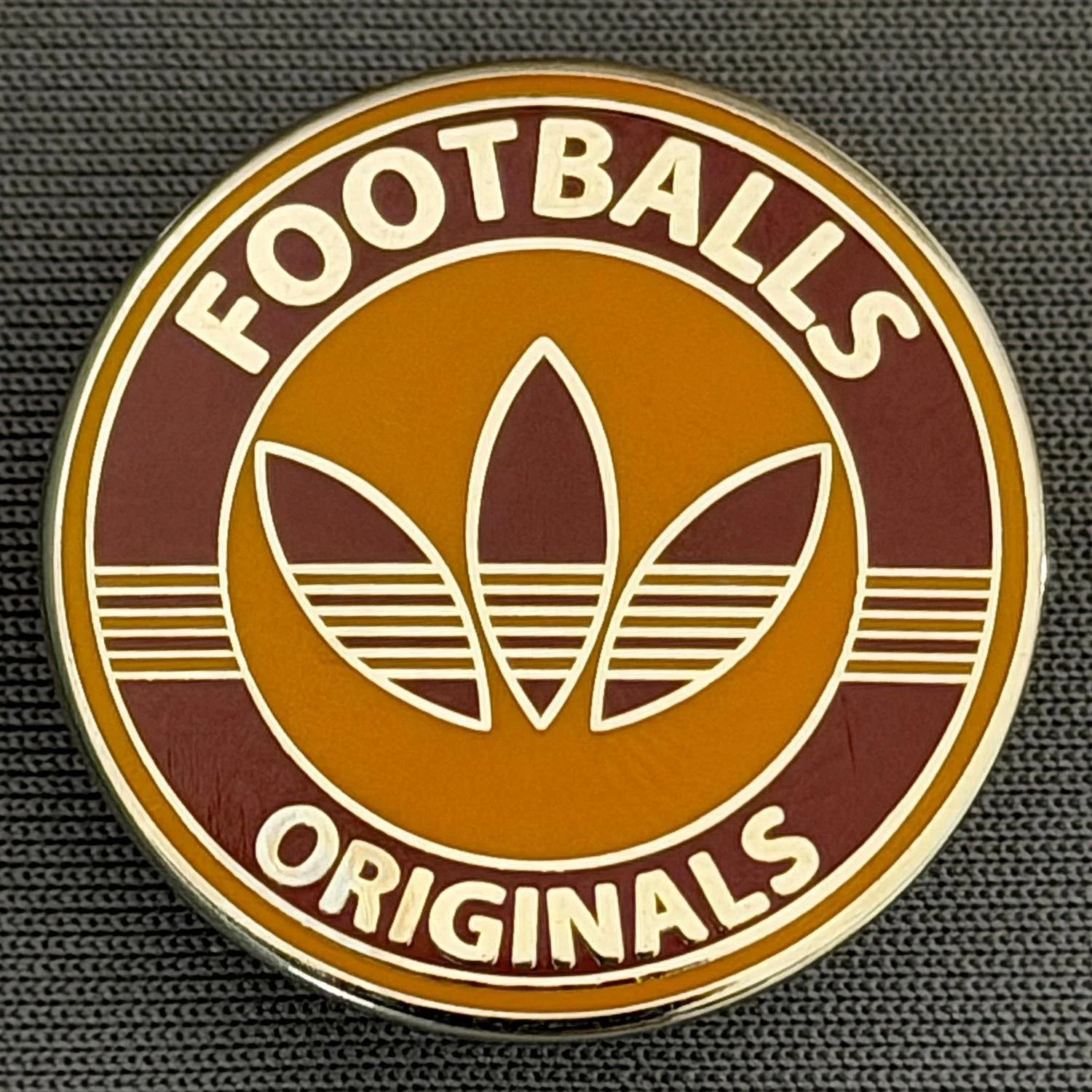 Reference Number: BCUN063
Size: D 25.2 mm
Pin Type: Metal Clutch
Plating: Silver
Value: £6
Manufacturer: Unknown
Comments: Claret & Amber Football Originals