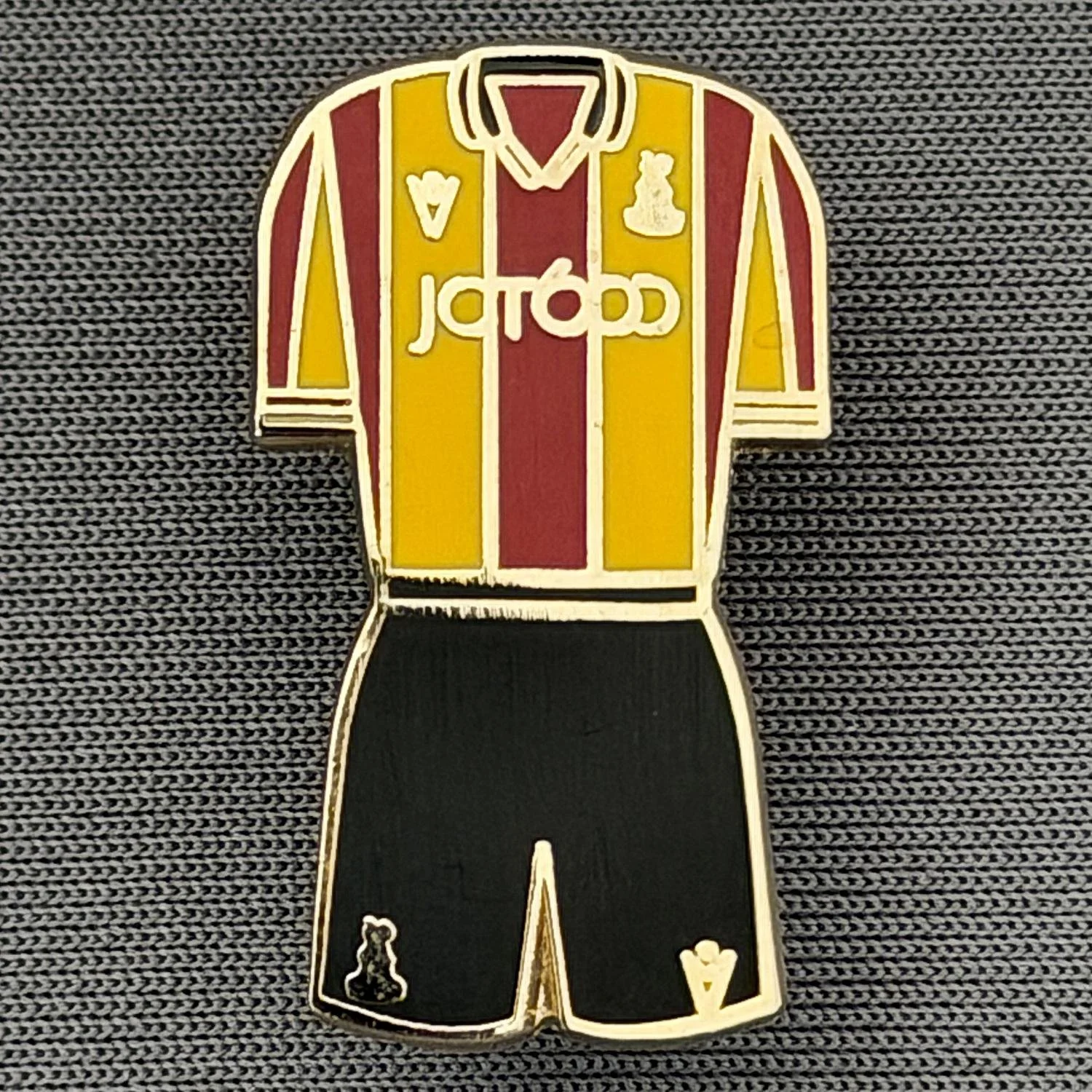 Reference Number: BCKIT081
Size: H 25.6 mm x W 14.7 mm
Pin Type: Double Rubber Clutch
Plating: Gold
Value: £4
Manufacturer: Unknown
Comments: Claret & Amber Shirt, Black Shorts