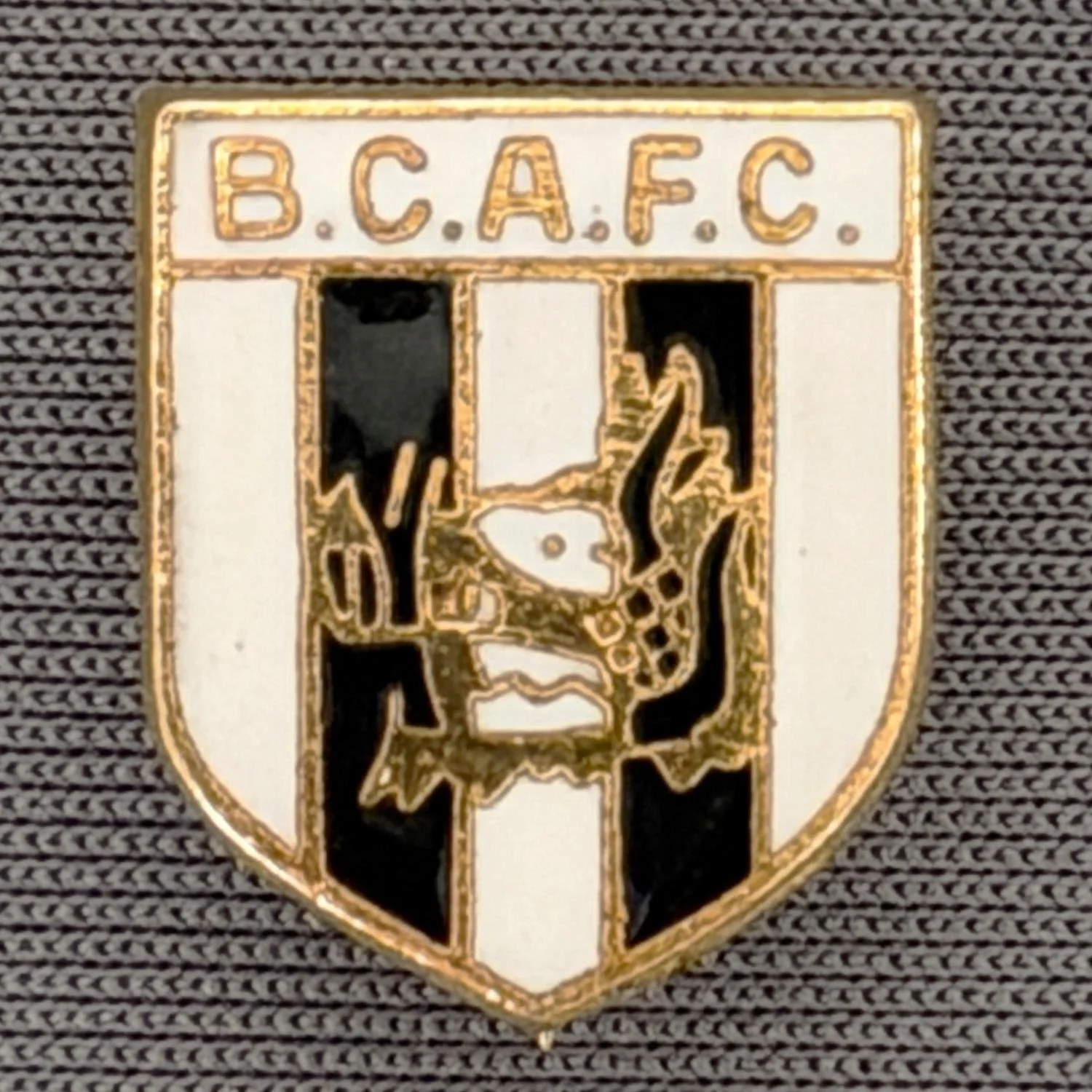 Reference Number: BCBOH020
Size: H 15.8 mm x W 13.2 mm
Pin Type: Brooch Pin
Plating: Gold
Value: £15
Manufacturer: Not Known
Comments: Boar's Head Shield Black & White, White Top