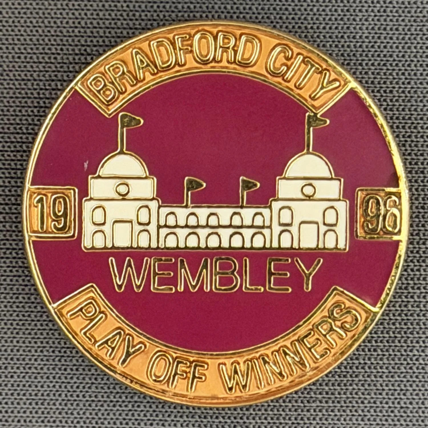 Reference Number: BCEVE005
Size: D 25.6 mm
Pin Type: Brooch Pin
Plating: Gold
Value: £10
Manufacturer: Unknown
Comments: Claret, Amber & Gold 1996 Wembley Play Off Winners