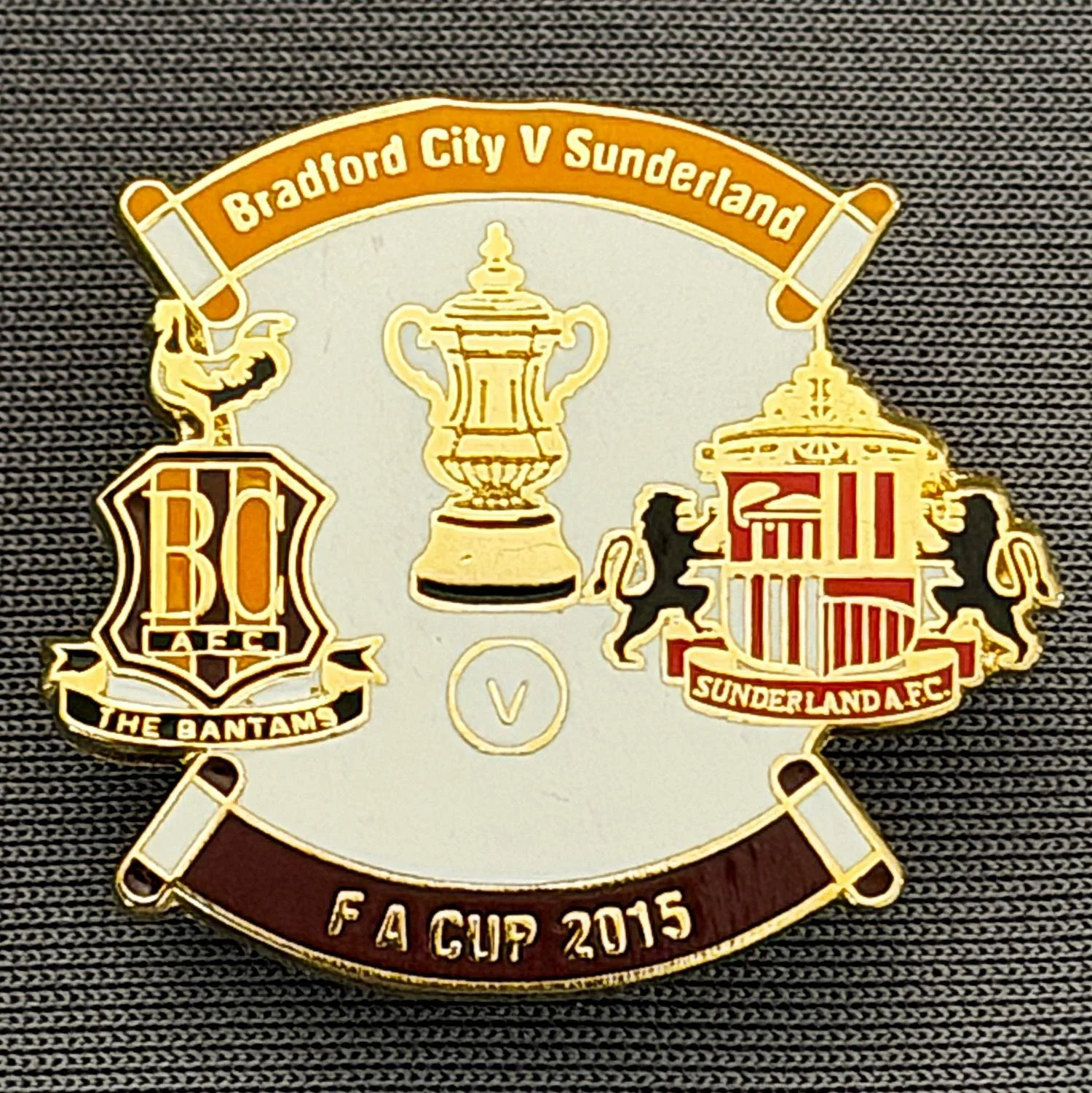 Reference Number: BCFAC155
Size: H 24.8 mm x W 28 mm
Pin Type: Brooch Pin
Plating: Gold
Value: £4
Manufacturer: Unknown
Comments: F.A. Cup 2015  v Sunderland, Amber  & Claret Version