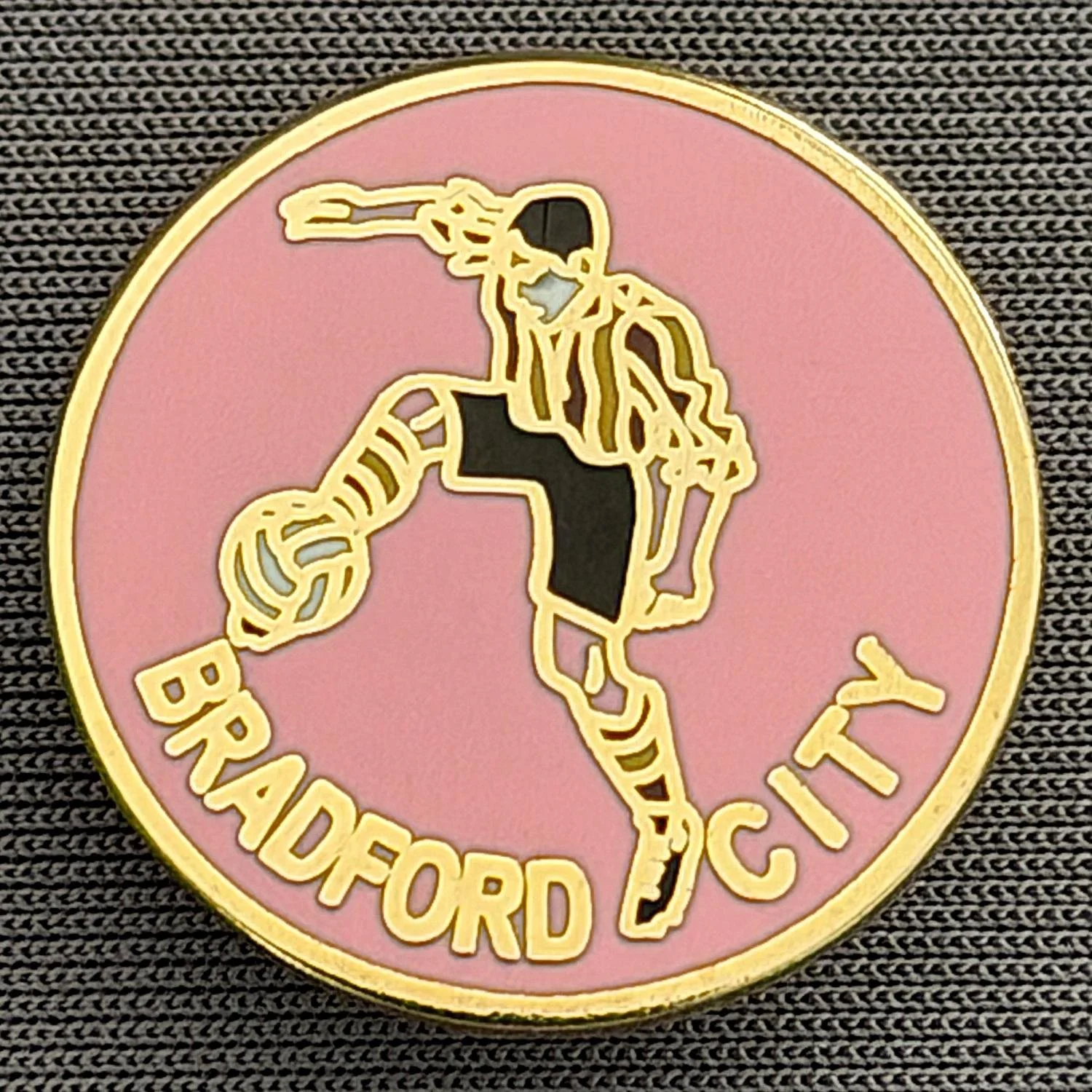 Reference Number: BCBCFC090
Size: D 22.1 mm
Pin Type: Brooch Pin
Plating: Gold
Value: £4
Manufacturer: Unknown
Comments: Bradford City Footballer Pink Version