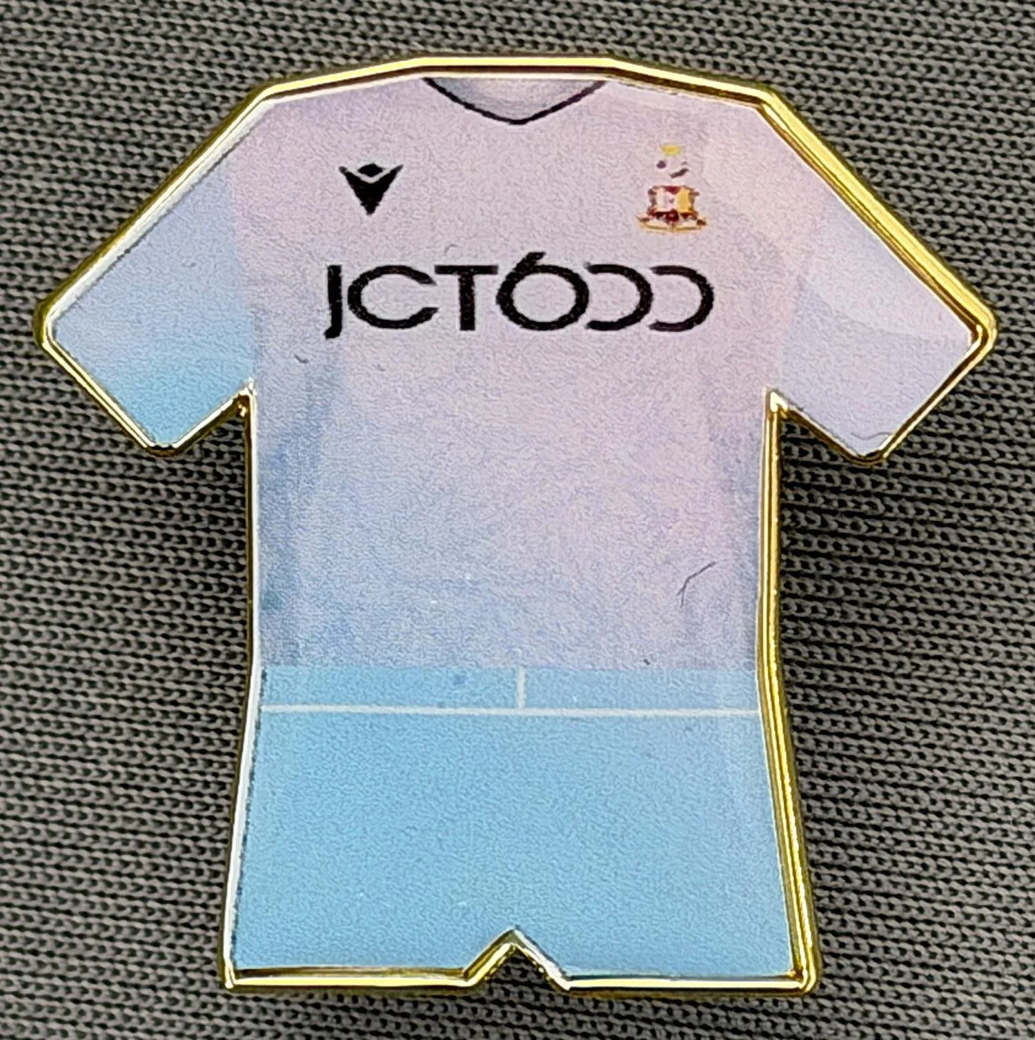 Reference Number: BCKIT041
Size: H 24.9 mm x W 25 mm
Pin Type: Metal Clutch
Plating: Gold
Value: £4
Manufacturer: Blue Badge Design
Comments: 2023/24 Second Goalkeeper Kit Plastic Dome