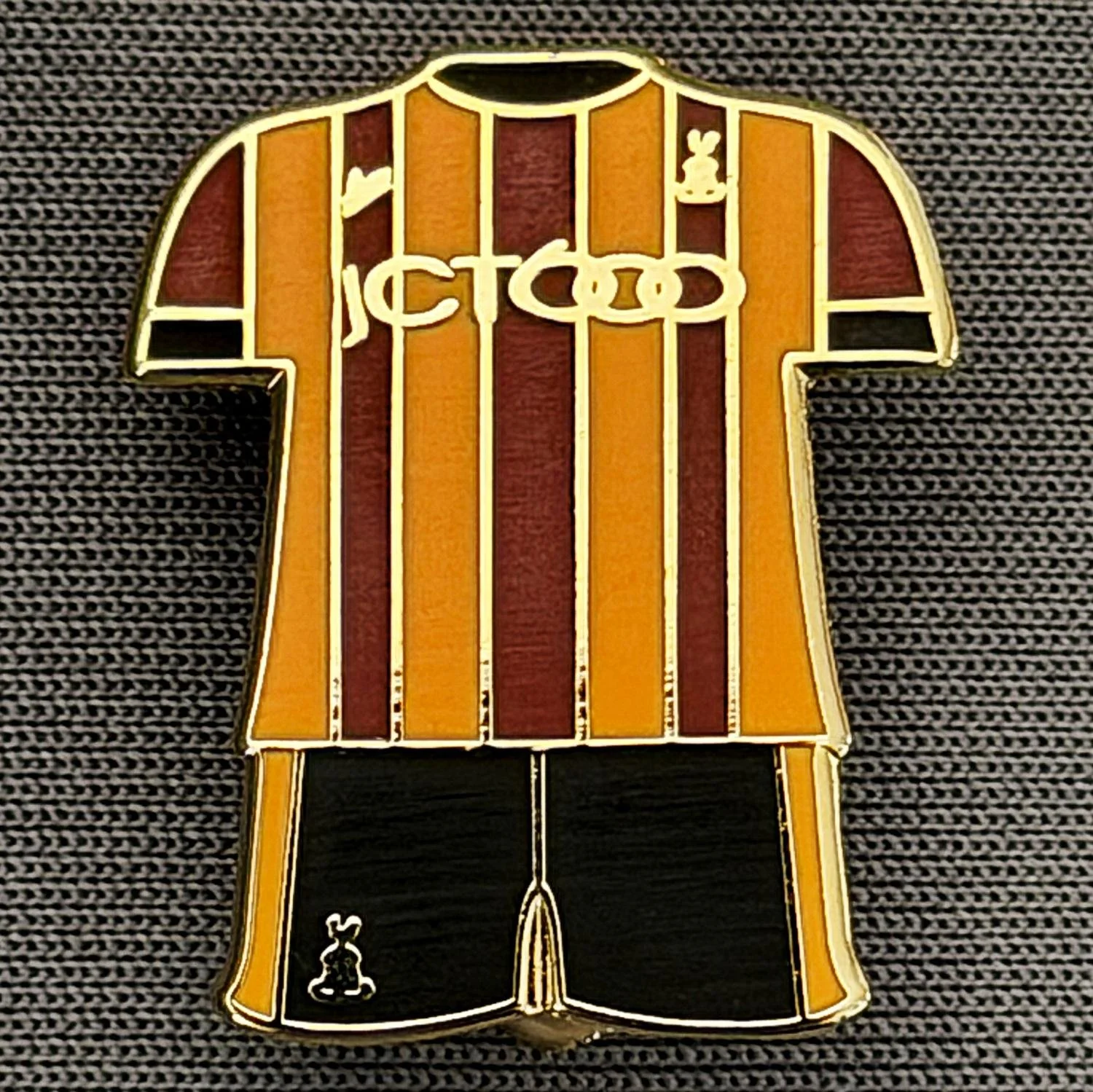Reference Number: BCKIT036
Size: H 22.1 mm x W 18.4 mm
Pin Type: Brooch Pin
Plating: Gold
Value: £4
Manufacturer: Unknown
Comments: 2019/20 Home Kit