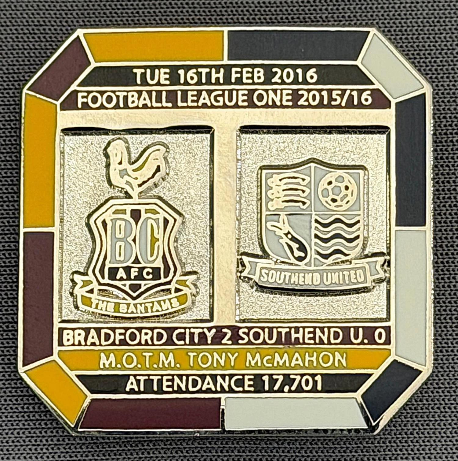 Reference Number: BCFIX359
Size: H 29.8 mm x W 29.8 mm
Pin Type: Brooch Pin
Plating: Gold
Value: £10
Manufacturer: Bradford City Badges
Comments: Bradford City v Southend United 2015/16, Limited Edition of 10 Badges (Silver Version)