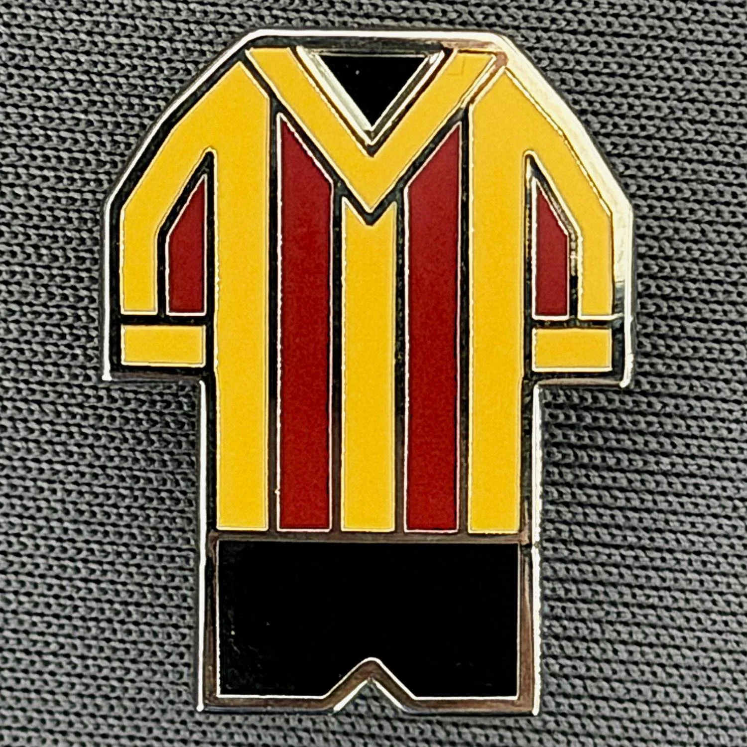 Reference Number: BCKIT050
Size: H 20 mm x W 15.6 mm
Pin Type: Brooch Pin
Plating: Silver
Value: £6
Manufacturer: Paraders
Comments: 1932/33 Kit ?