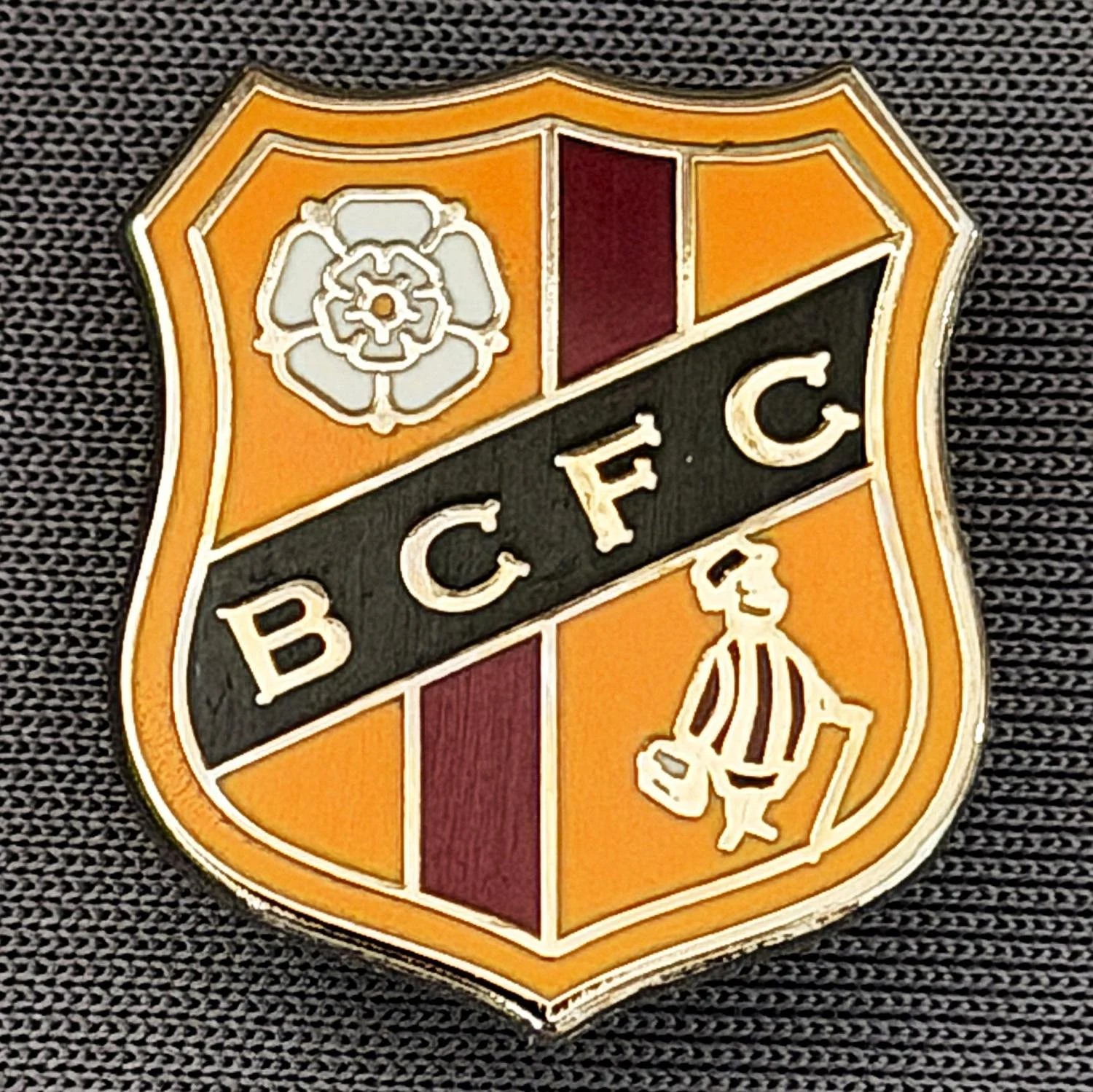 Reference Number: BCMUL026
Size: H 20.6 mm x W 17.8 mm
Pin Type: Brooch Pin
Plating: Silver
Value: £6
Manufacturer: Unknown
Comments: Amber & Claret Shield, Yorkshire Rose, City Gent, Amber Edge