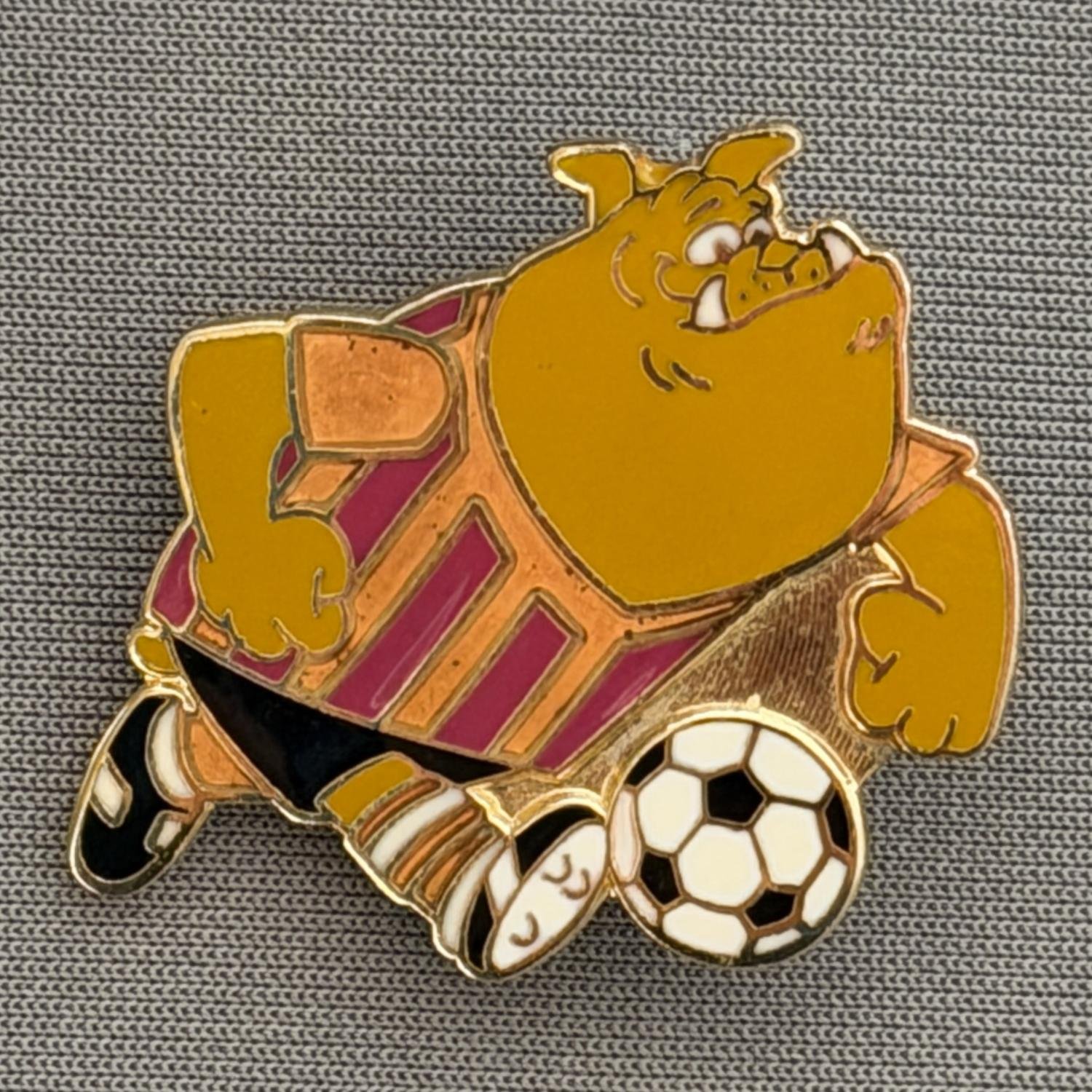 Reference Number: BCCTN027
Size: H 28.6 mm x W 31.6 mm
Pin Type: Brooch Pin
Plating: Gold
Value: £6
Manufacturer: Not Known
Comments: British Bulldog in Bradford City Kit