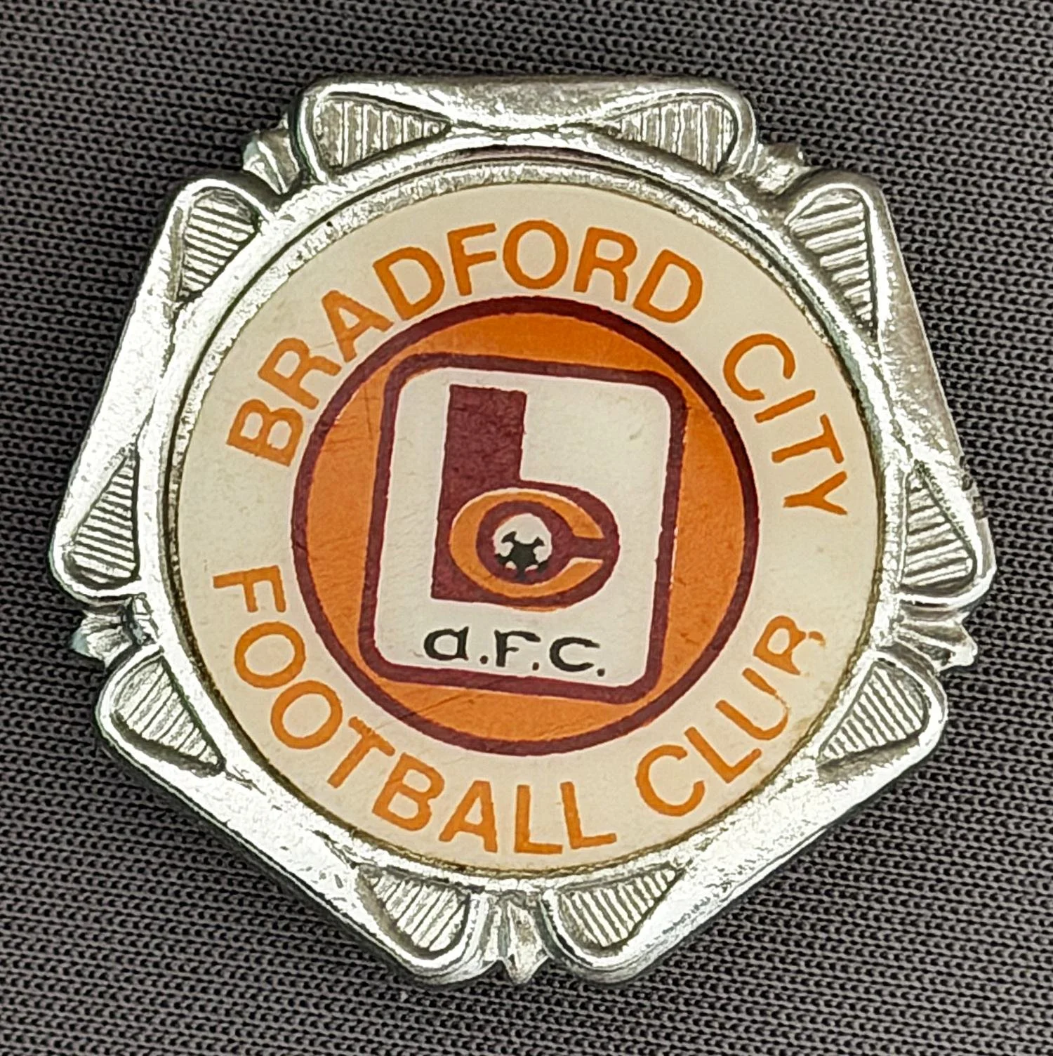 Reference Number: BCC&L005
Size: H 29.6 mm x W 29.6 mm
Pin Type: Brooch Pin
Plating: Silver
Value: £12
Manufacturer: Unknown
Comments: Mid 70s Yorkshire Rose BC Plastic Insert