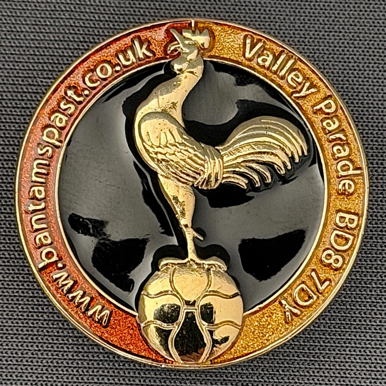 Reference Number: BCBAN015
Size: D 27.9 mm
Pin Type: Brooch Pin
Plating: Gold
Value: £8
Manufacturer: Paraders
Comments: Black, Claret & Amber Bantam Crest