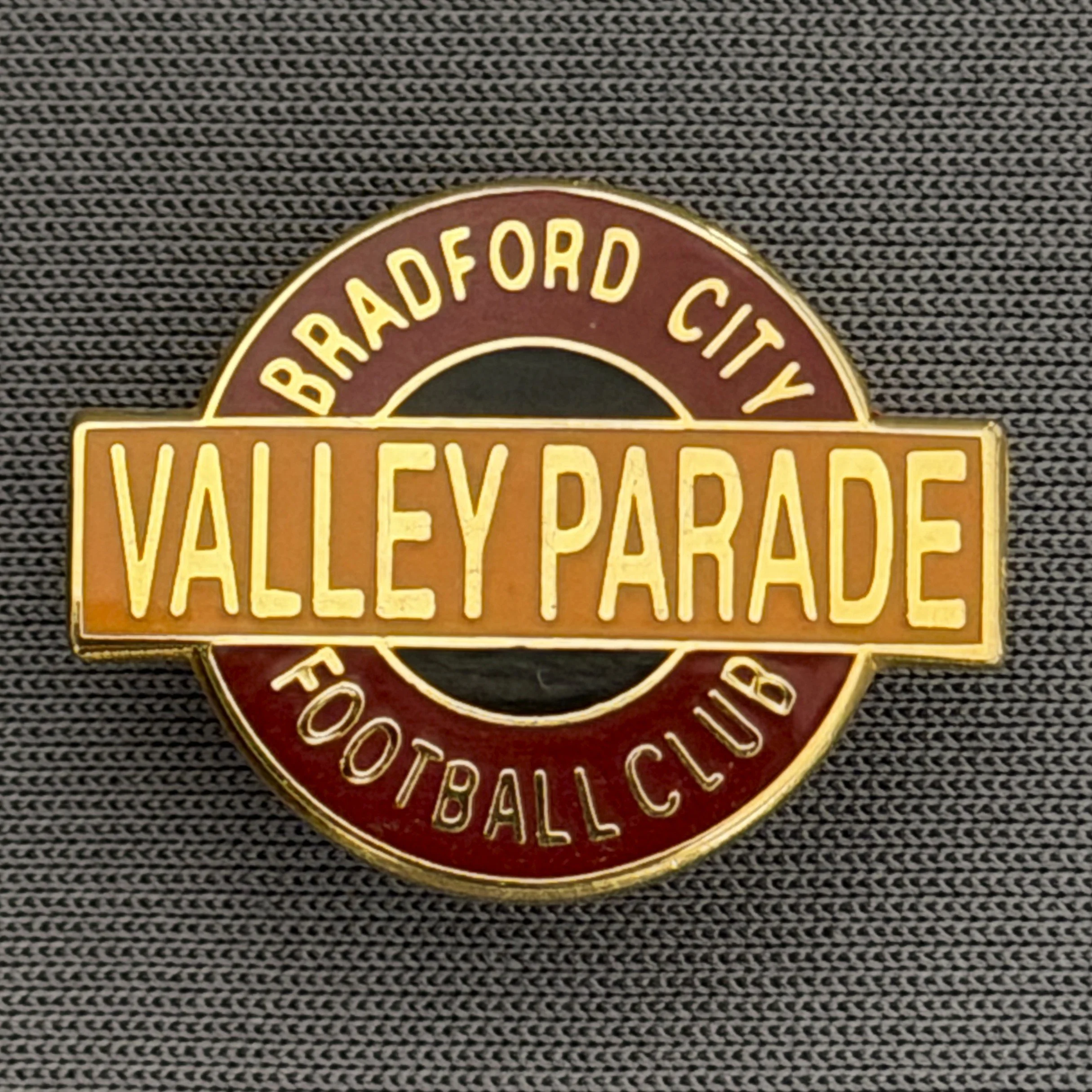 Reference Number: BCVP007
Size: H 17.1 mm x W 22.1 mm
Pin Type: Brooch Pin
Plating: Gold
Value: £8
Manufacturer: Unknown
Comments: Tube Style Valley Parade Claret & Amber