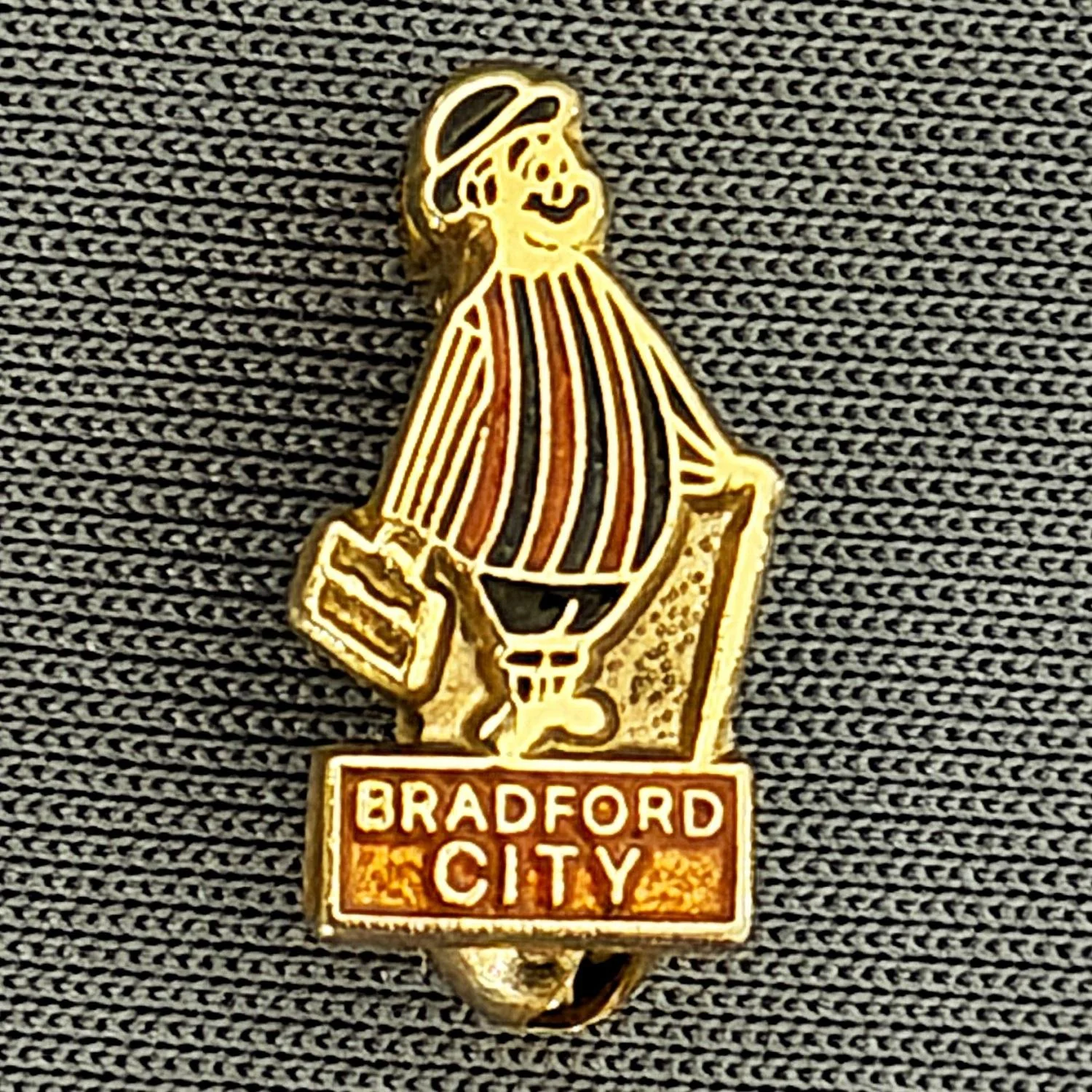 Reference Number: BCGEN025
Size: H 14.5 mm x W 9.3 mm
Pin Type: Brooch Pin
Plating: Gold
Value: £8
Manufacturer: Unknown
Comments: Tiny Amber City Gent