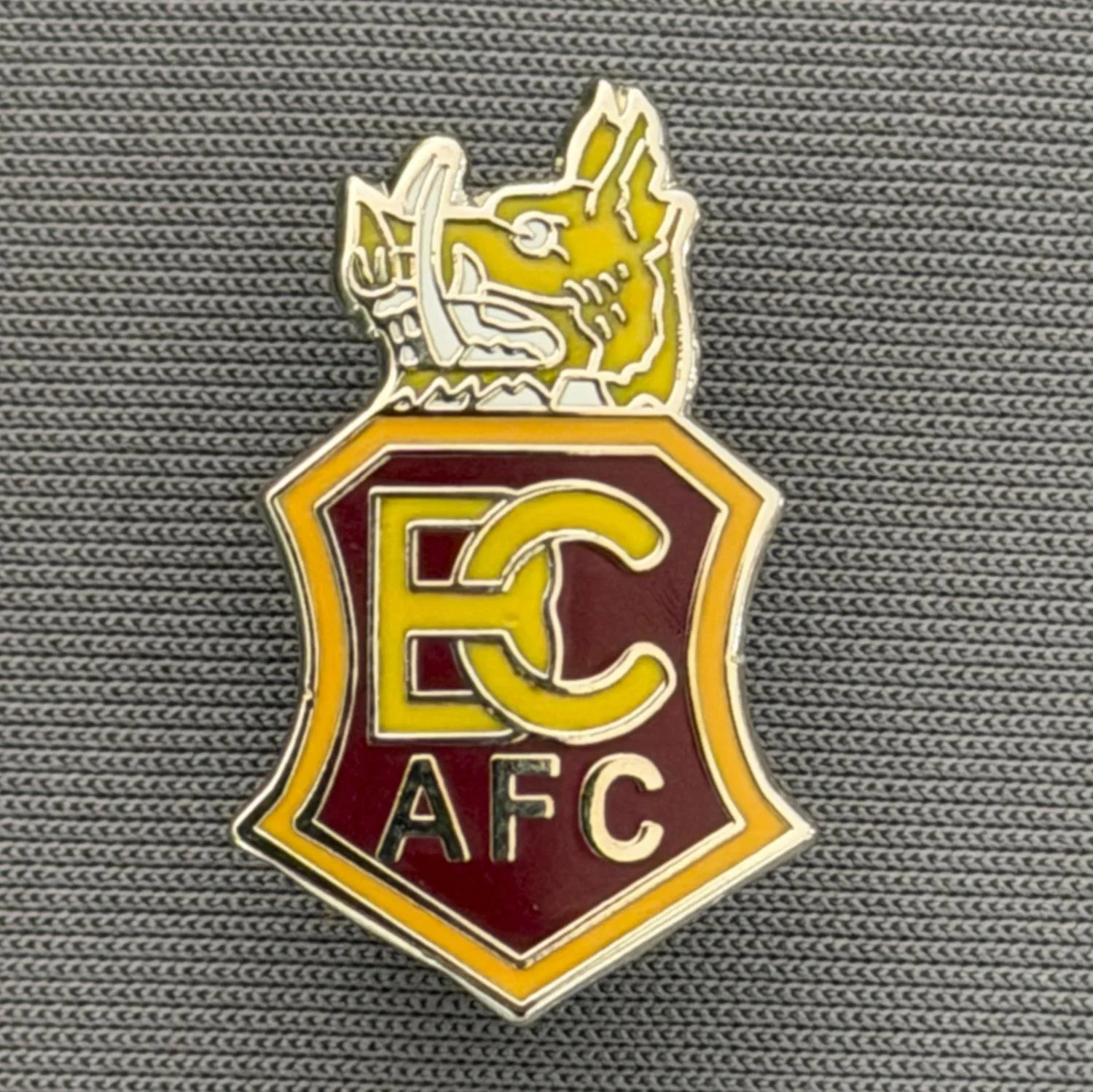 Reference Number: BCBOH074
Size: H 24.1 mm x W 14.9 mm
Pin Type: Brooch Pin
Plating: Silver
Value: £6
Manufacturer: Unknown
Comments: Claret & Amber Boar's Head Shield