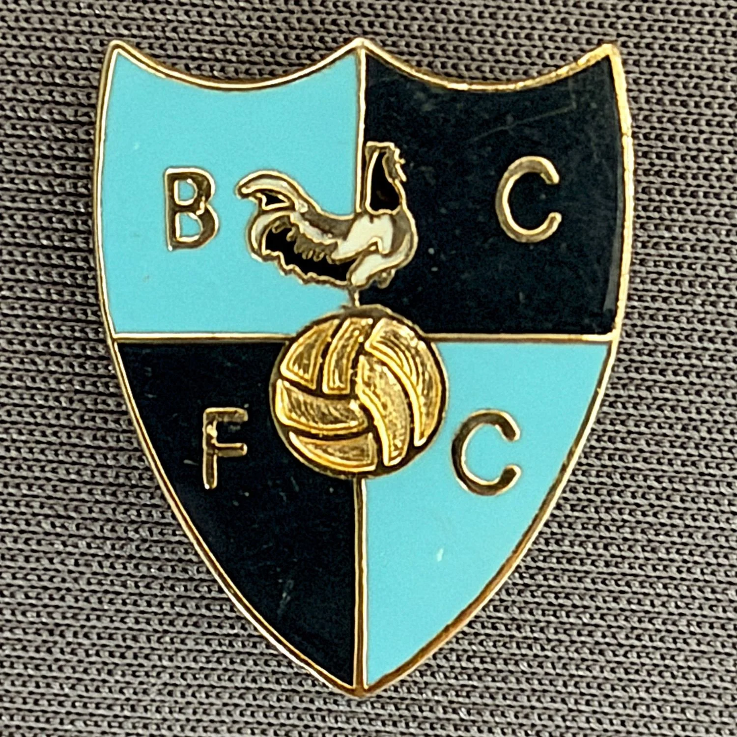 Reference Number: BCBCFC092
Size: H 21.9 mm x W 17.7 mm
Pin Type: Brooch Pin
Plating: Gold
Value: £6
Manufacturer: Unknown
Comments: BCFC Bantam Shield Two Tone Blue