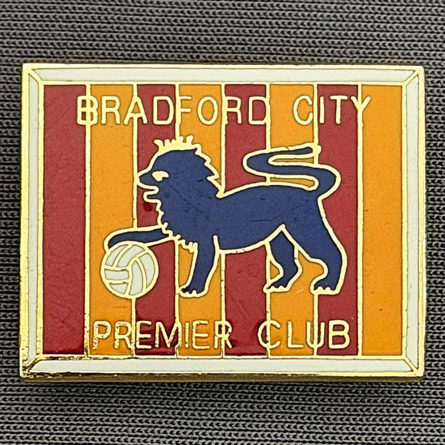 Reference Number: BCBCFC027
Size: H 20.1 mm x W 25.3 mm
Pin Type: Brooch Pin
Plating: Gold
Value: £8
Manufacturer: Unknown
Comments: Bradford City Premier Club, White Edge Version