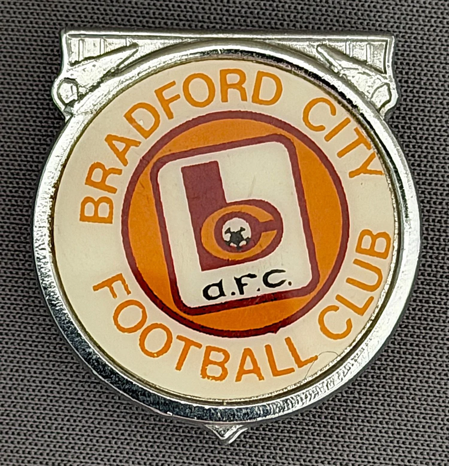 Reference Number: BCC&L004
Size: H 27.6 mm x W 25.8 mm
Pin Type: Brooch Pin
Plating: Silver
Value: £12
Manufacturer: Unknown
Comments: Mid 70s Scroll BC Plastic Insert
