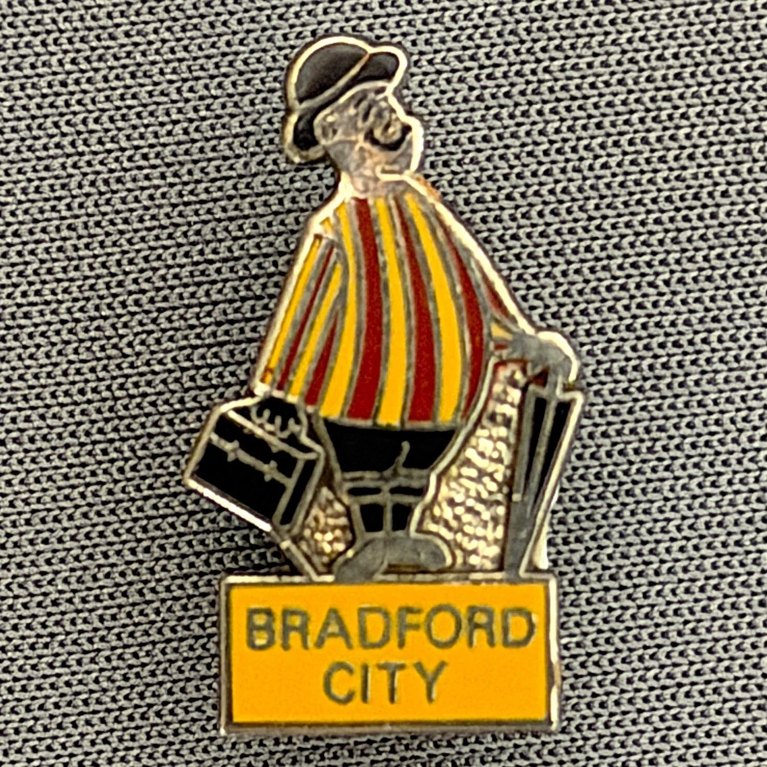 Reference Number: BCGEN032
Size: H 24.8 mm x W 14 mm
Pin Type: Brooch Pin
Plating: Antique Silver
Value: £8
Manufacturer: Unknown
Comments: Amber City Gent