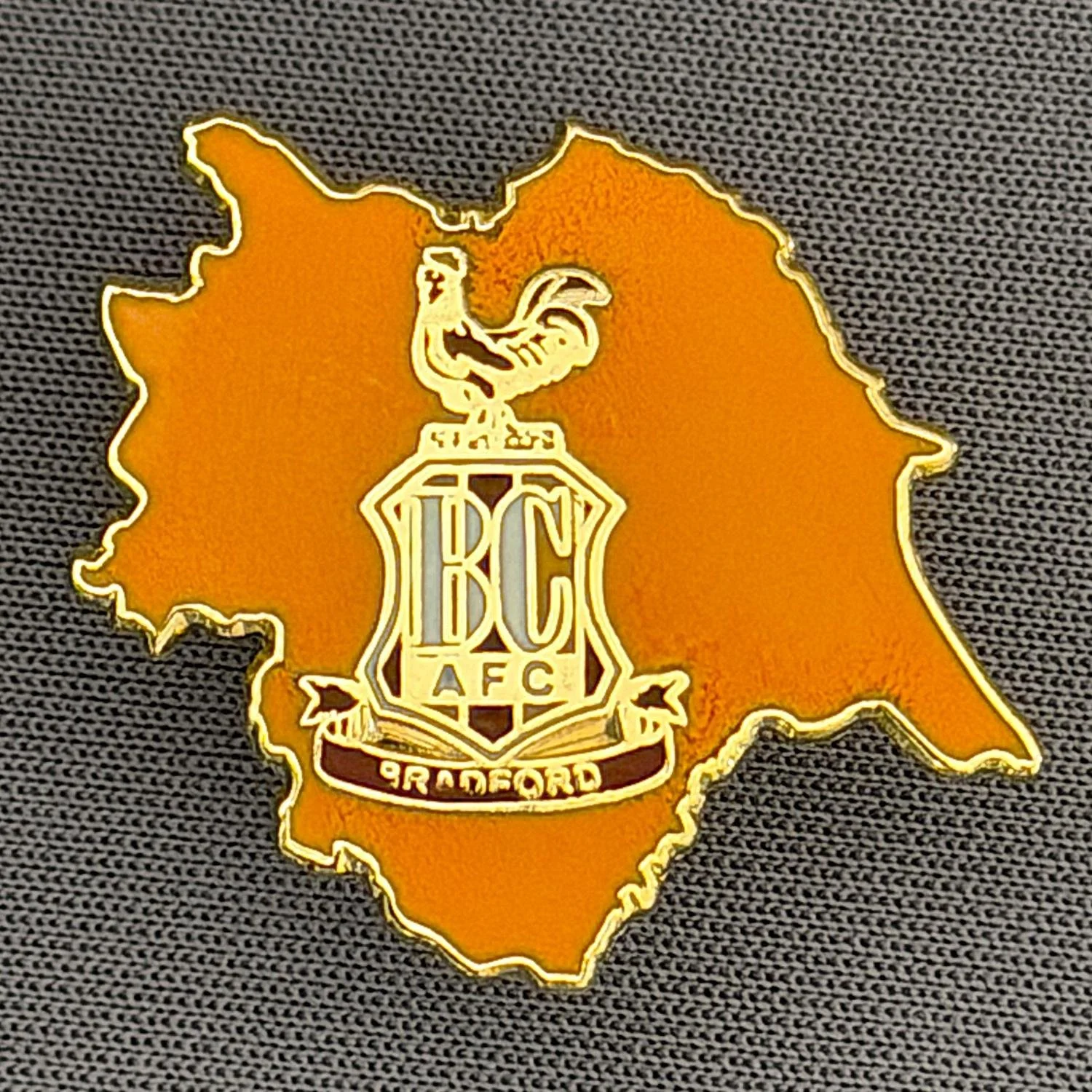 Reference Number: BCC&L126
Size: H 23 mm x W 25.5 mm
Pin Type: Rubber Clutch
Plating: Gold
Value: £6
Manufacturer: Unknown
Comments: Amber Yorkshire Map, City Crest