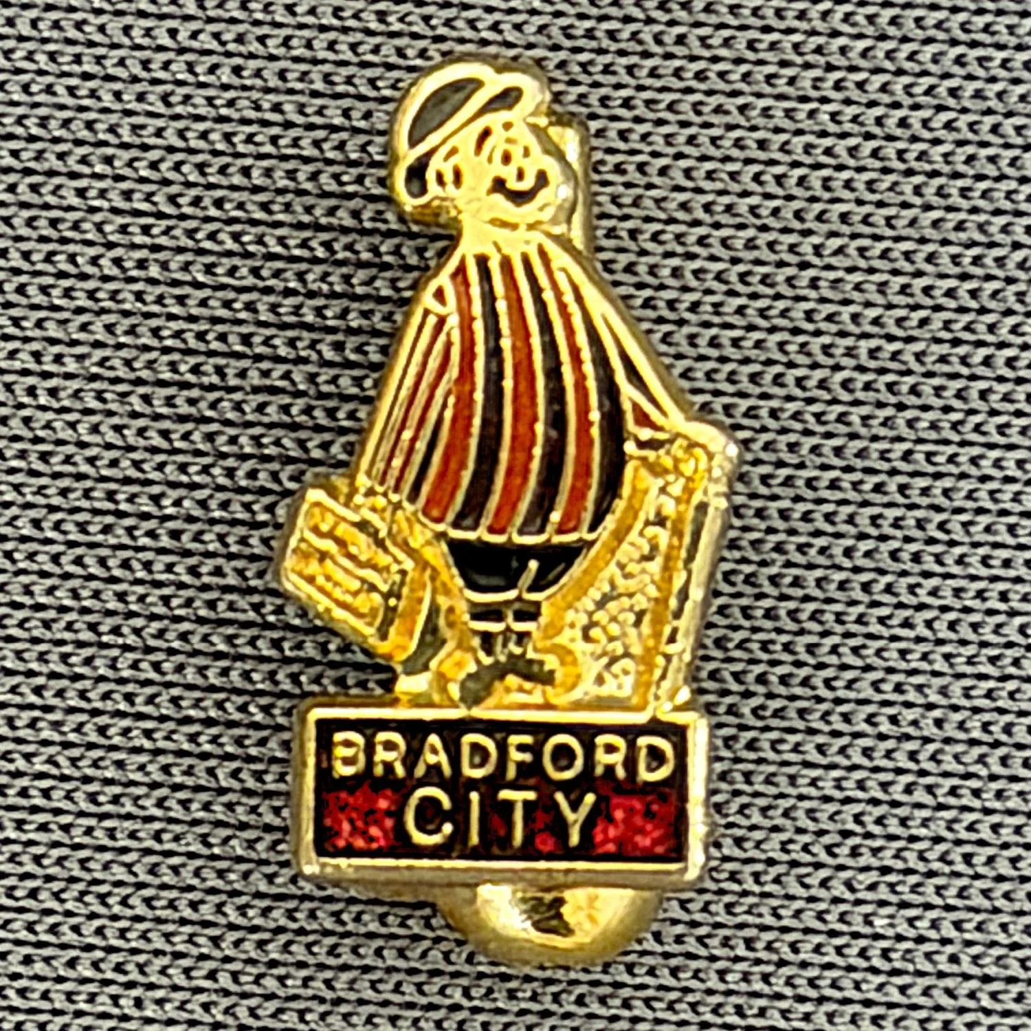 Reference Number: BCGEN024
Size: H 14.5 mm x W 9.3 mm
Pin Type: Brooch Pin
Plating: Gold
Value: £8
Manufacturer: Unknown
Comments: Tiny Claret City Gent