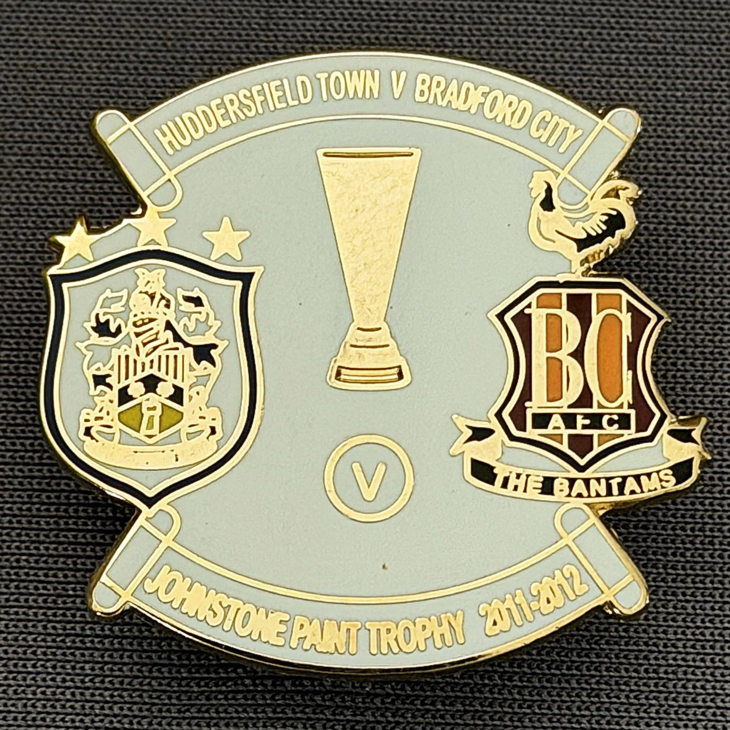 Reference Number: BCOFIX103
Size: H 26.7 mm x W 28.2 mm
Pin Type: Brooch Pin
Plating: Gold
Value: £5
Manufacturer: Unknown
Comments: Huddersfield Town v Bradford City Johnstones Paint Trophy 2011/12, White Version