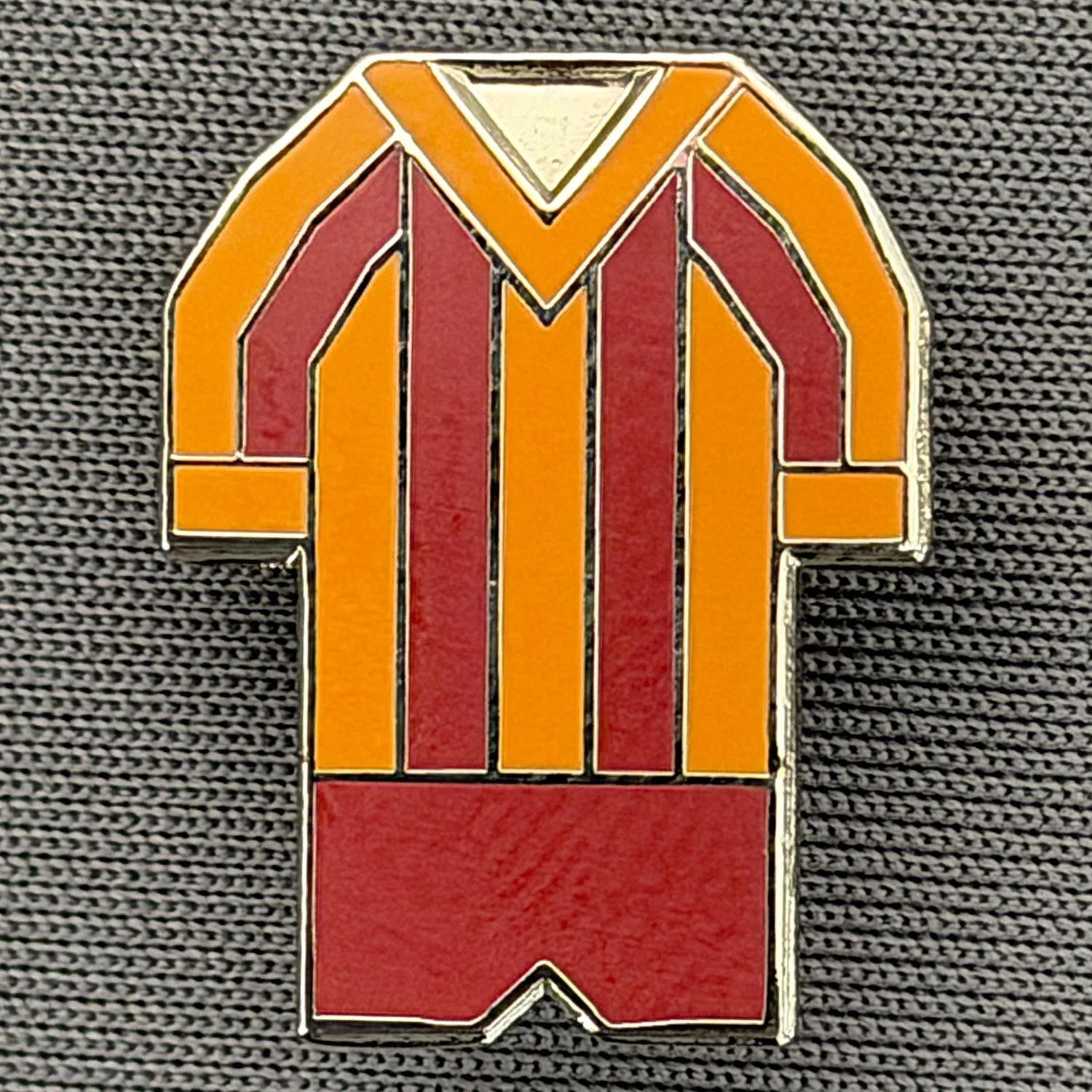 Reference Number: BCKIT061
Size: H 20 mm x W 15.6 mm
Pin Type: Brooch Pin
Plating: Silver
Value: £6
Manufacturer: Paraders
Comments: Unsure 