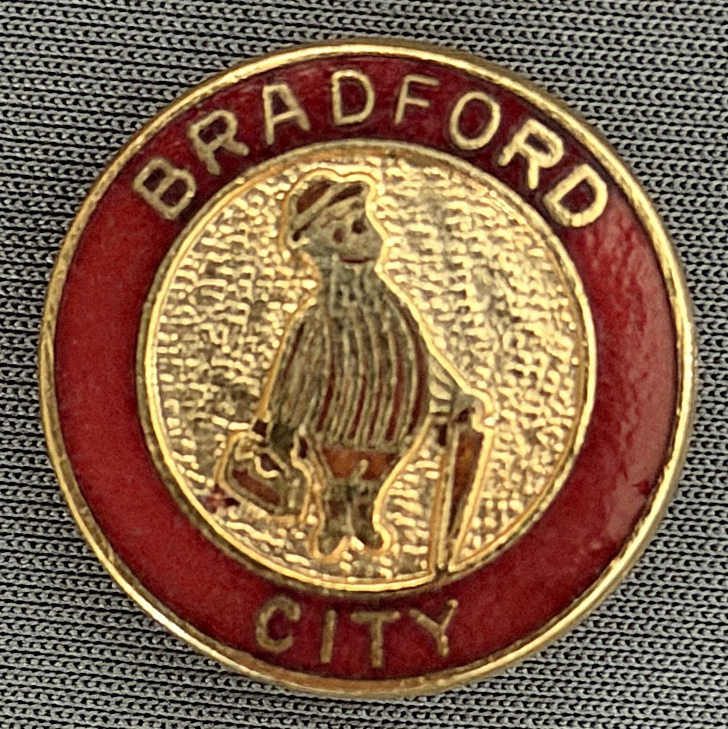 Reference Number: BCGEN016
Size: D 25.3 mm
Pin Type: Brooch Pin
Plating: Gold
Value: £10
Manufacturer: Unknown
Comments: Circular City Poor Quality Gent, Claret Version