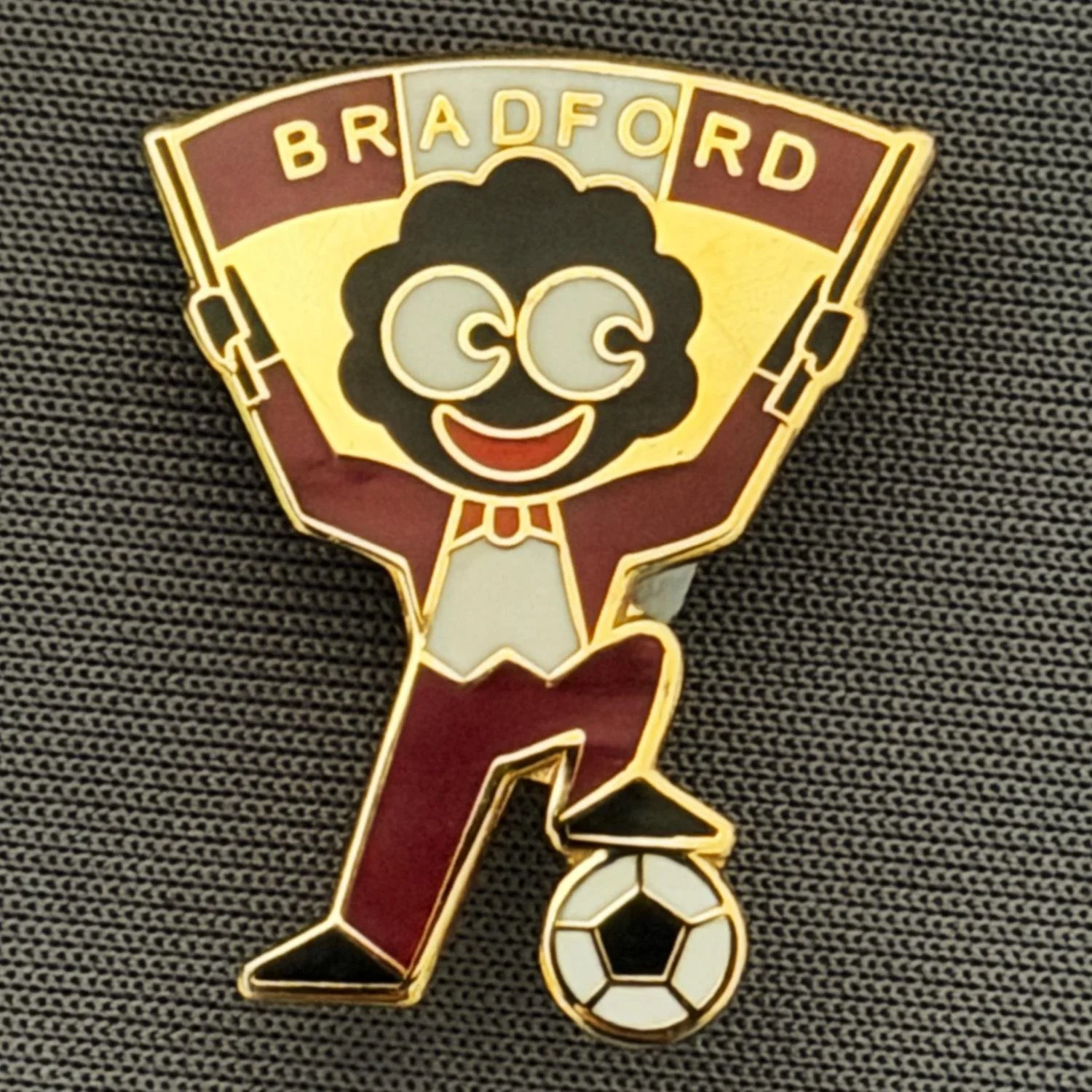 Reference Number: BCCTN042
Size: H 25.1 mm x W 20.1 mm
Pin Type: Brooch Pin
Plating: Gold
Value: £6
Manufacturer: Not Known
Comments: Claret Bradford Golly