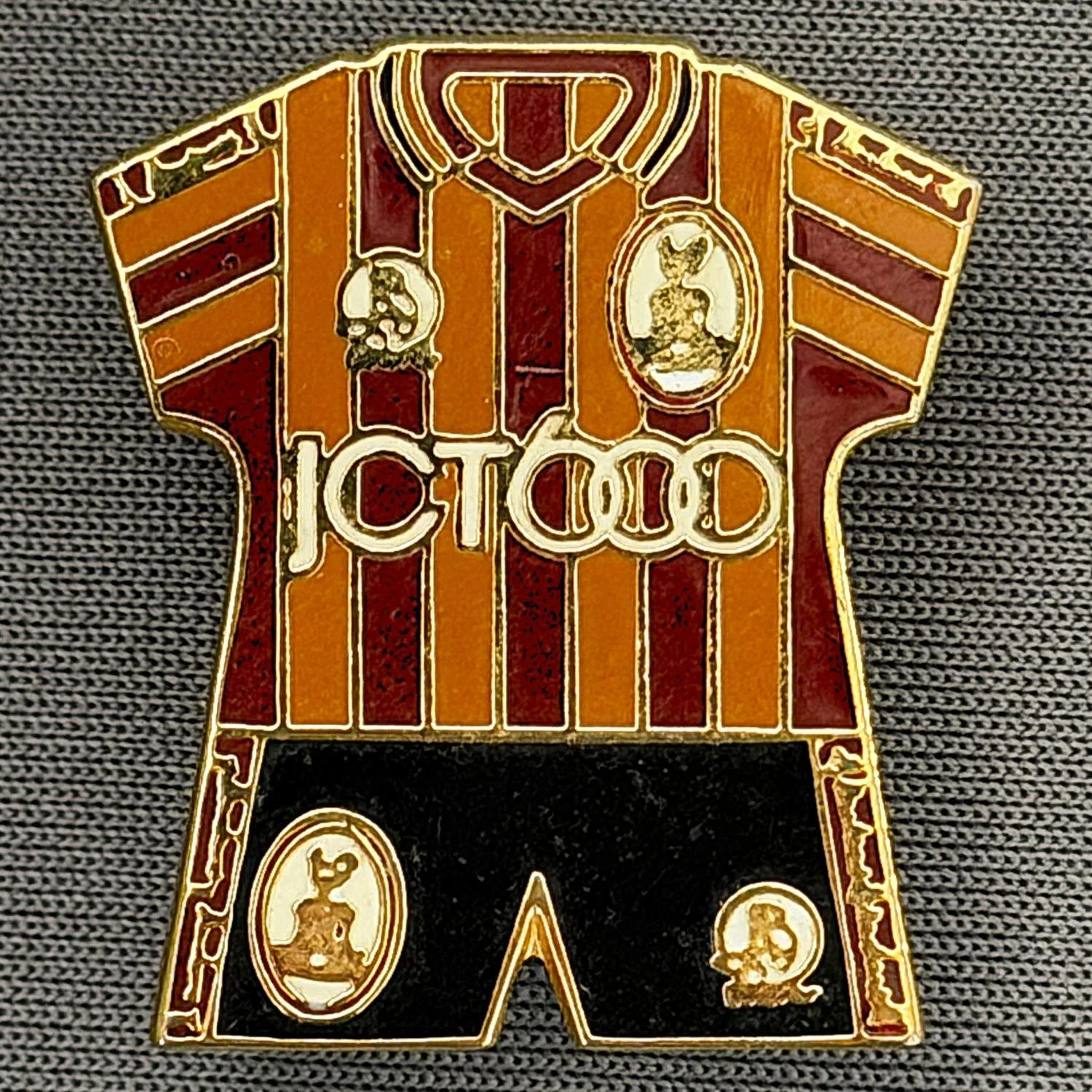 Reference Number: BCKIT014
Size: H 25.1 mm x W 22.1 mm
Pin Type: Brooch Pin
Plating: Gold
Value: £6
Manufacturer: Unknown
Comments: 1997/98 Kit
