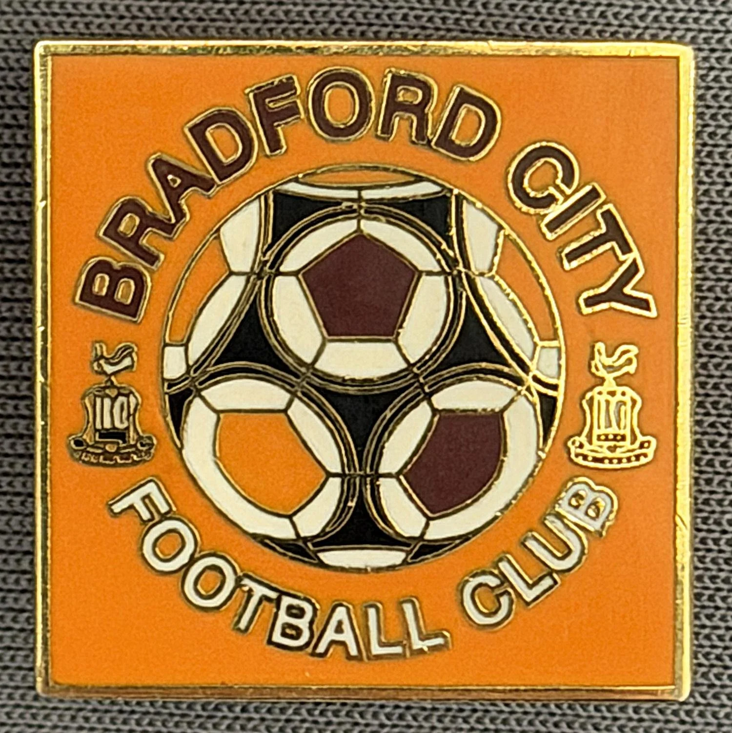 Reference Number: BCBCFC021
Size: H 20.3 mm x W 20.3 mm
Pin Type: Brooch Pin
Plating: Gold
Value: £6
Manufacturer: Unknown
Comments: Bradford City Football Club Ball, Amber Version