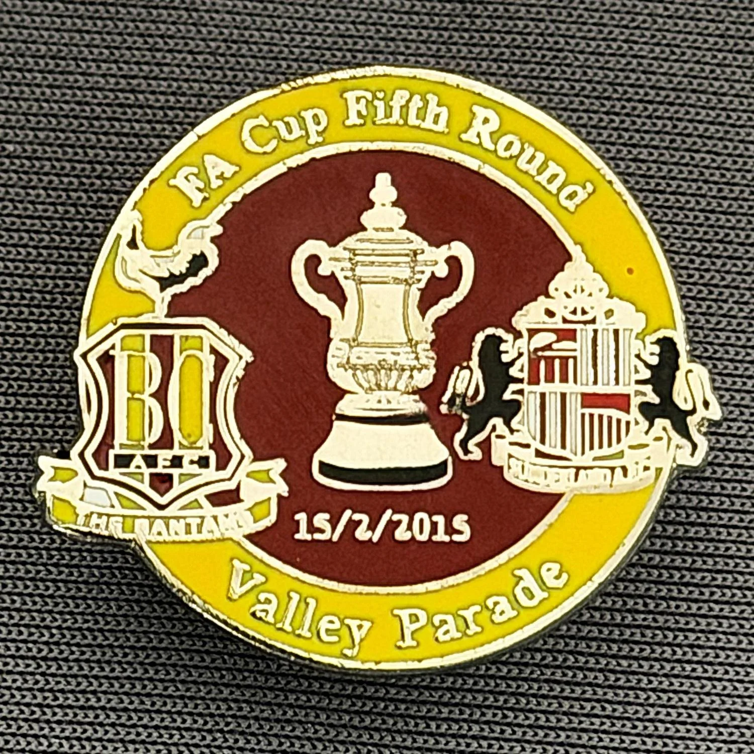Reference Number: BCFAC099
Size: H 22.8 mm x W 25.4 mm
Pin Type: Metal Clutch
Plating: Silver
Value: £4
Manufacturer: Dan Lloyd
Comments: F.A. Cup Fifth Round 2014/15, v Sunderland, Amber & Claret Version