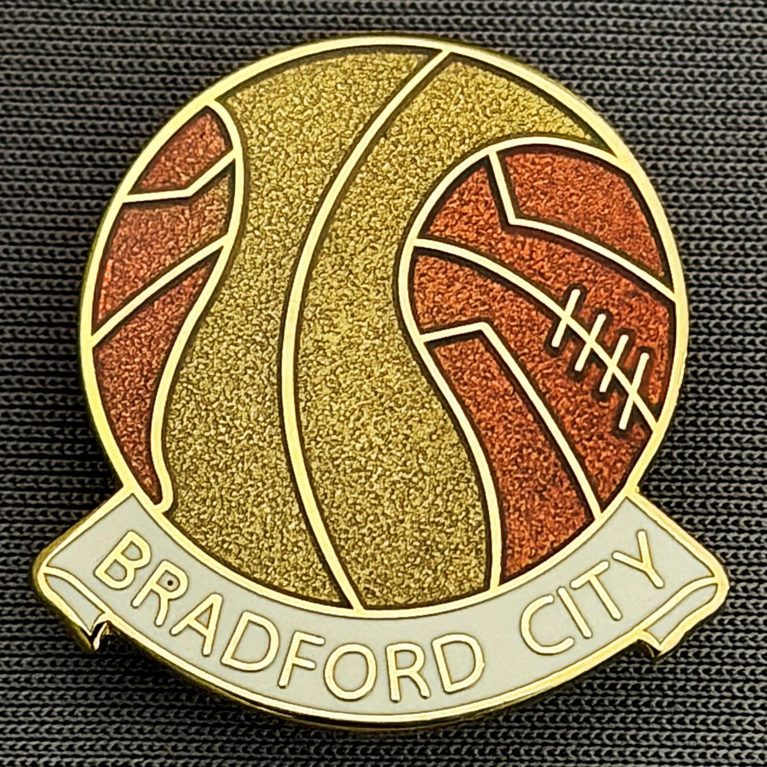 Reference Number: BCBCFC049
Size: H 21.7 mm x W 25.3 mm
Pin Type: Brooch Pin
Plating: Gold
Value: £6
Manufacturer: Paraders
Comments: Gold & Claret Miller Ball Type Reproduction With White Base