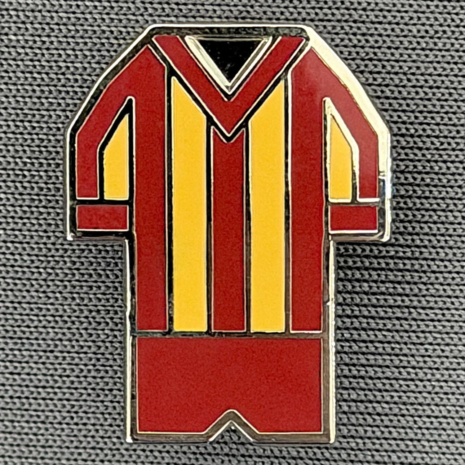 Reference Number: BCKIT051
Size: H 20 mm x W 15.6 mm
Pin Type: Brooch Pin
Plating: Silver
Value: £6
Manufacturer: Paraders
Comments: Unsure 