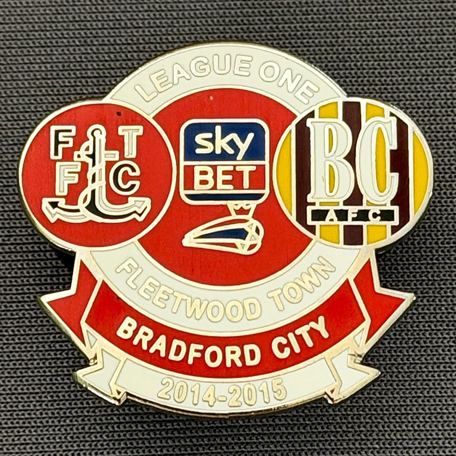 Reference Number: BCOFIX139
Size: H 25.9 mm x W 27.8 mm
Pin Type: Double Rubber Clutch
Plating: Silver
Value: £5
Manufacturer: Unknown
Comments: Fleetwood Town v Bradford City  League One 2014/15, White & Red Version 