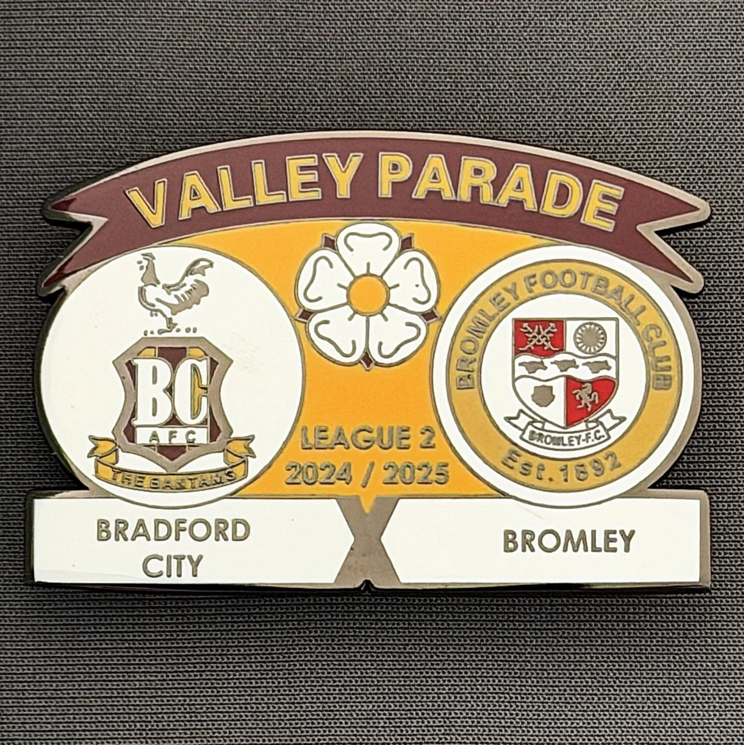 Reference Number: BCFIX417
Size: H 34.3 mm x W 50 mm
Pin Type: Brooch Pin
Plating: Black Nickel
Value: £5
Manufacturer: Unknown
Comments: Bradford City v Bromley 2024/25.