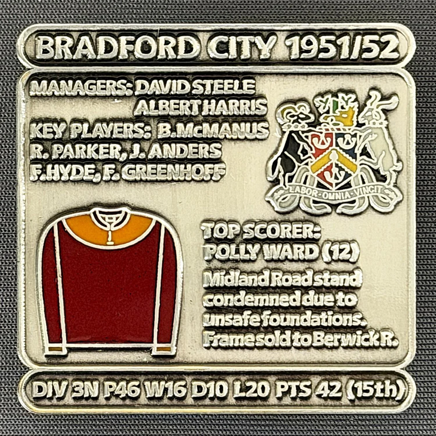 Reference Number: BCDEC108
Size: H 41.1 mm x W 42 mm
Pin Type: Double Metal Clutch
Plating: Antique Silver
Value: £8
Manufacturer: Historic Sports Badges Ltd
Comments: 1951/52 Season
