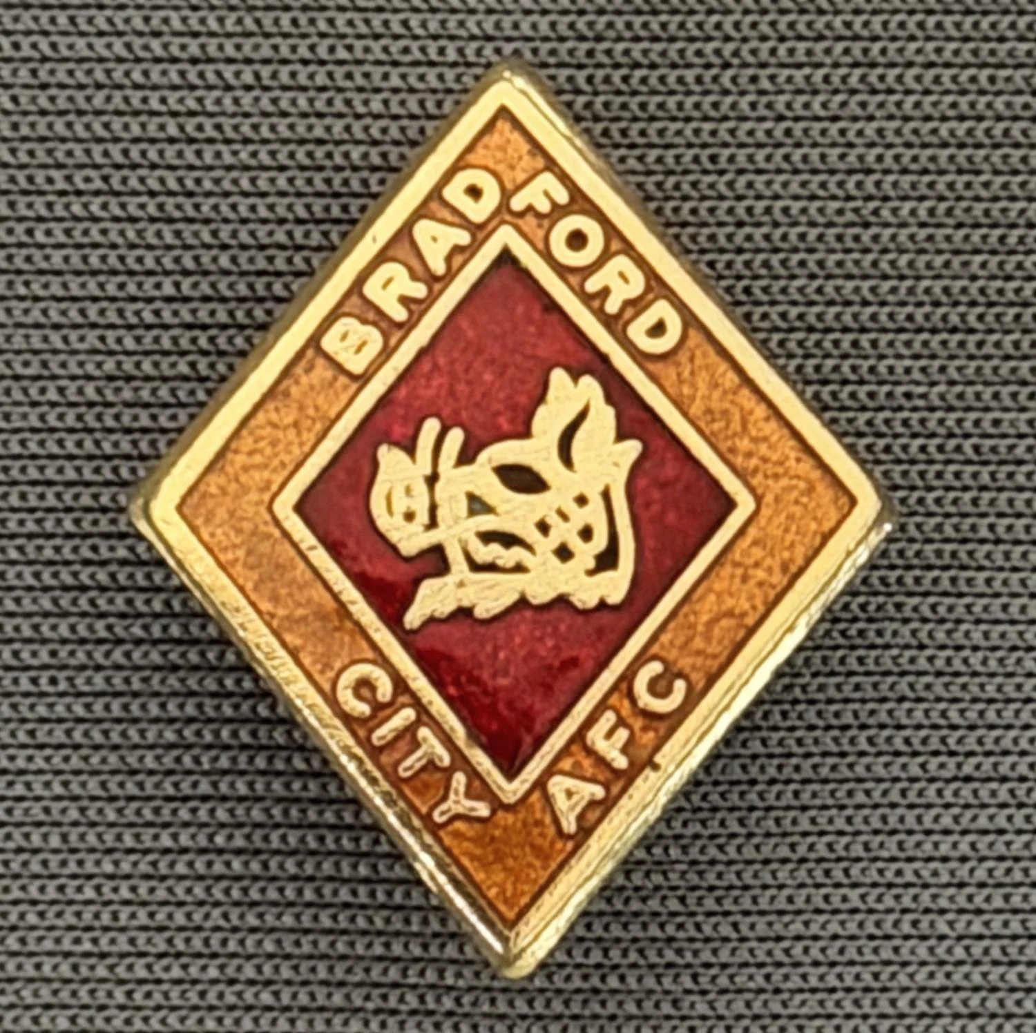 Reference Number: BCBOH024
Size: H 20.7 mm x W 17 mm
Pin Type: Brooch Pin
Plating: Gold
Value: £8
Manufacturer: Not Known
Comments: Boar's Head Diamond Amber & Claret