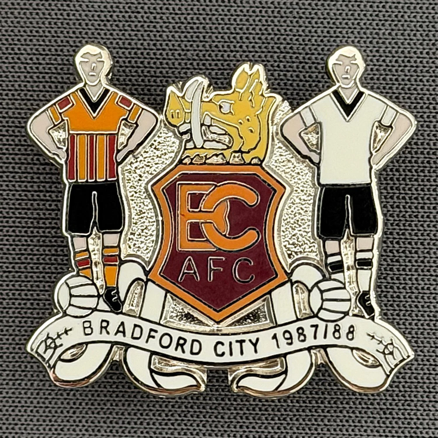 Reference Number: BCEVE060
Size: H 23 mm x W 25.3 mm
Pin Type: Brooch Pin
Plating: Silver
Value: £8
Manufacturer: Paraders
Comments: Bradford City 1987/88