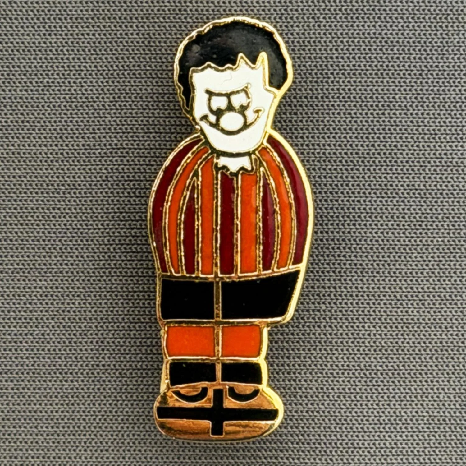 Reference Number: BCCTN017
Size: H 31.6 mm x W 12.3 mm
Pin Type: Brooch Pin
Plating: Gold
Value: £6
Manufacturer: Not Known
Comments: Dennis the Menace in Bradford City Kit