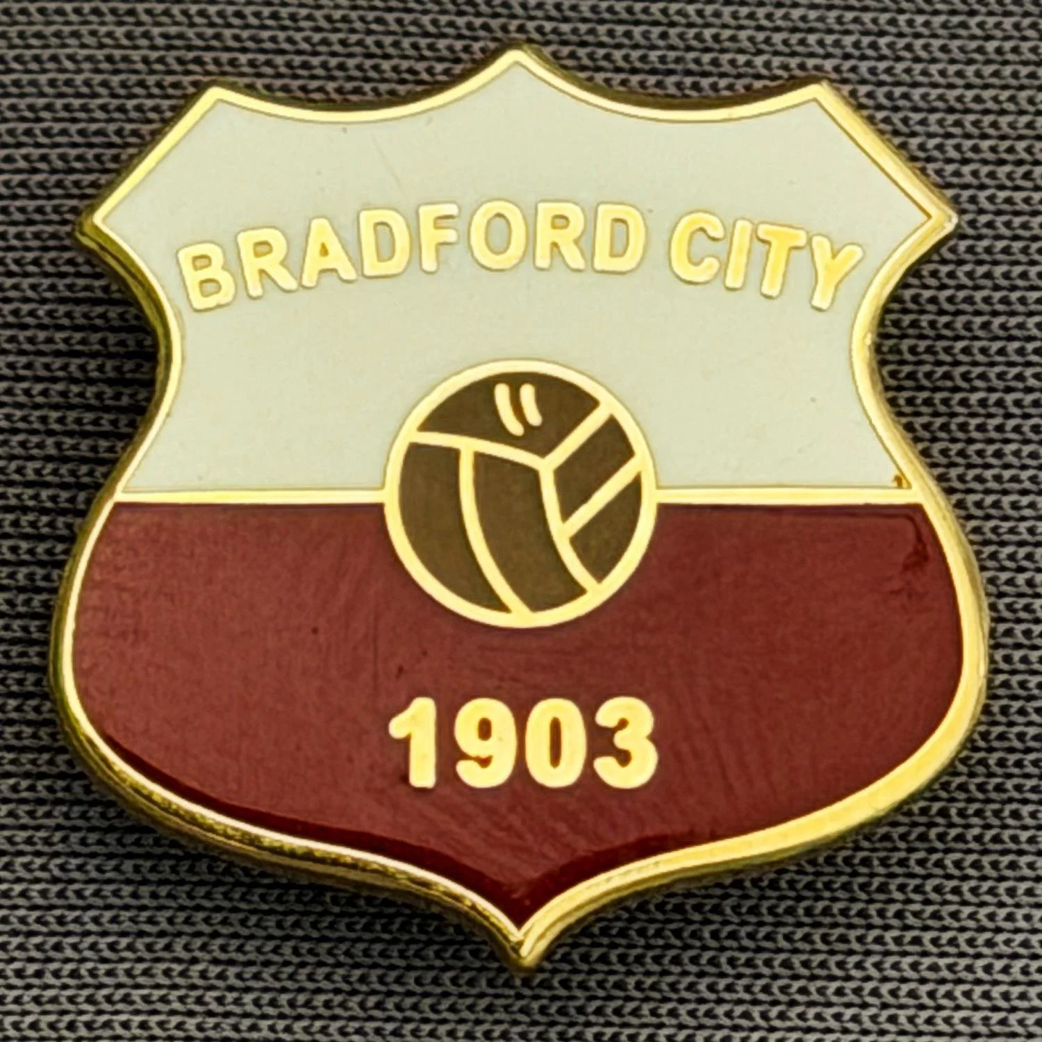 Reference Number: BCBCFC042
Size: H 20.9 mm x W 20.8 mm
Pin Type: Brooch Pin
Plating: Gold
Value: £6
Manufacturer: Unknown
Comments: Bradford City White & Claret Shield, Brown Ball, Large Version