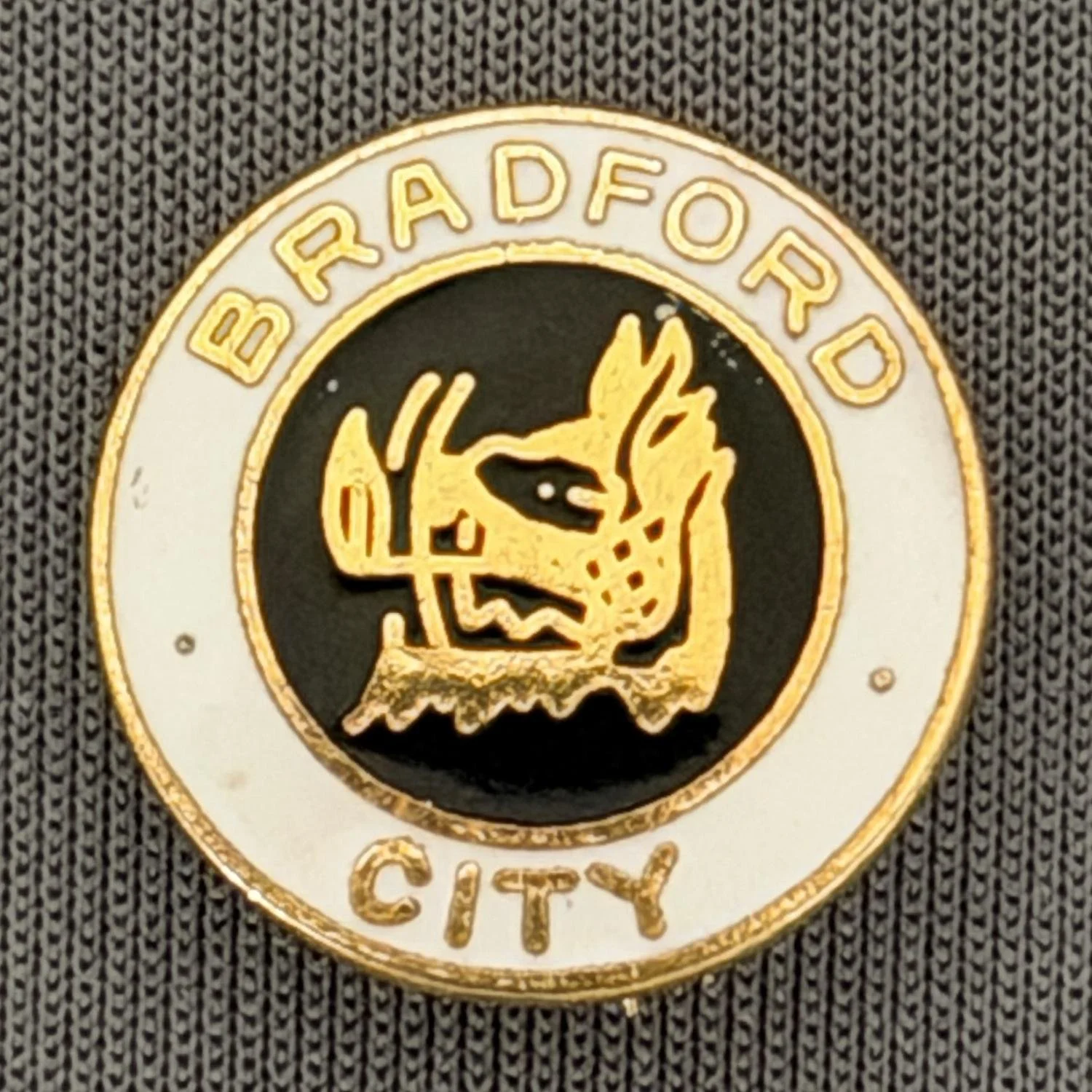Reference Number: BCBOH011
Size: D 16.4 mm
Pin Type: Brooch Pin
Plating: Gold
Value: £10
Manufacturer: Not Known
Comments: Boars Head, Large Head Version