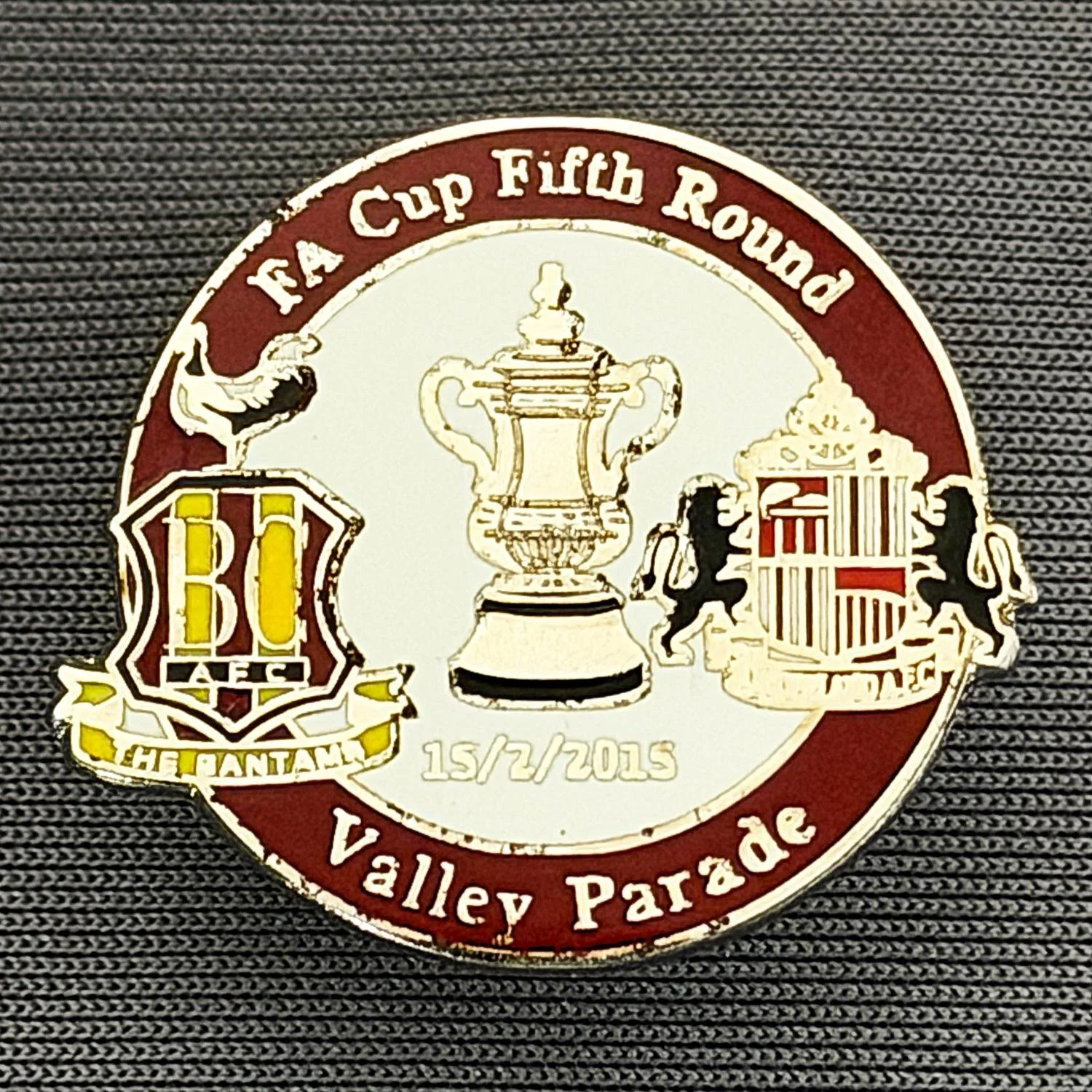 Reference Number: BCFAC102
Size: H 22.8 mm x W 25.4 mm
Pin Type: Metal Clutch
Plating: Silver
Value: £4
Manufacturer: Dan Lloyd
Comments: F.A. Cup Fifth Round 2014/15, v Sunderland, Claret & White Version