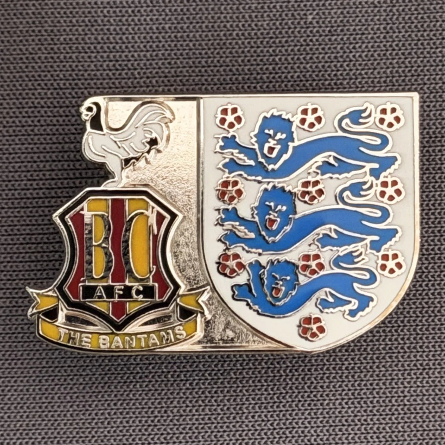 Reference Number: BCFLA035
Size: H 17 mm x W 25 mm
Pin Type: Metal Clutch
Plating: Silver
Value: £6
Manufacturer: Not Known
Comments: City & England 3 Lions Crest
