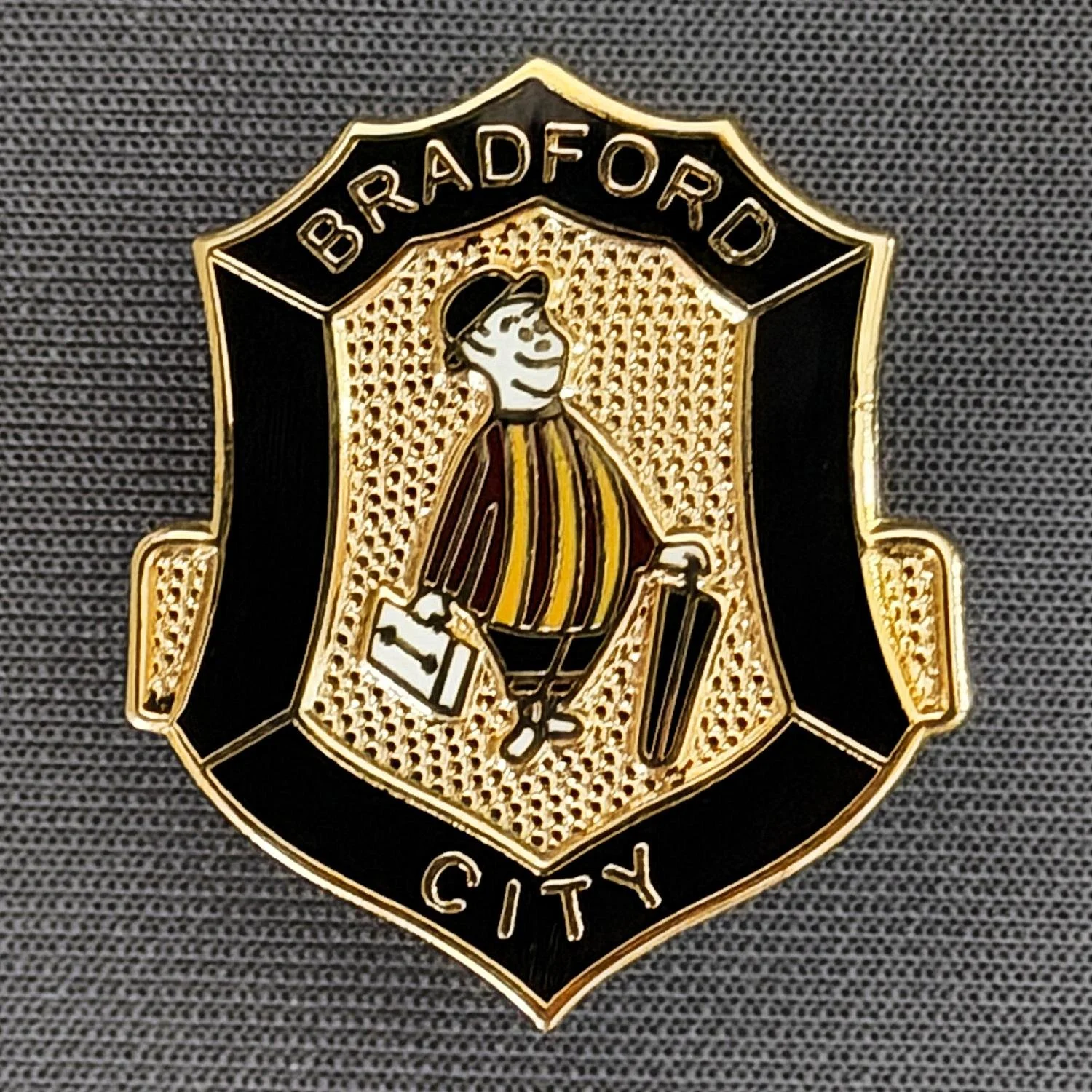 Reference Number: BCGEN049
Size: H 26.1 mm x W 22.4 mm
Pin Type: Plastic Clutch
Plating: Gold
Value: £8
Manufacturer: Andy Stokes
Comments: Black City Gent Shield