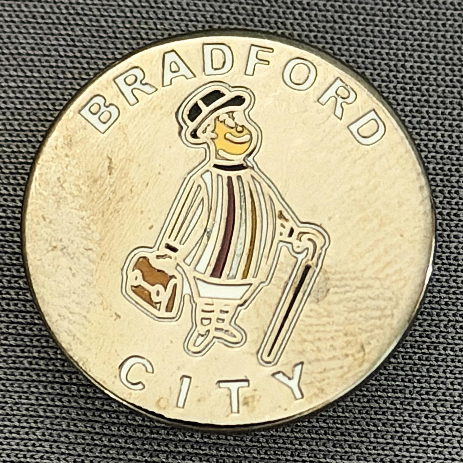 Reference Number: BCGEN107
Size: D 20.1 mm
Pin Type: Brooch Pin
Plating: Black Nickel
Value: £6
Manufacturer: Unknown
Comments: Circular City Gent,  Claret, Amber & White Shirts, White Shorts